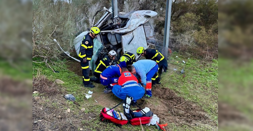 Sanitarios y bomberos, atendiendo a los heridos por el accidente en la A-381.