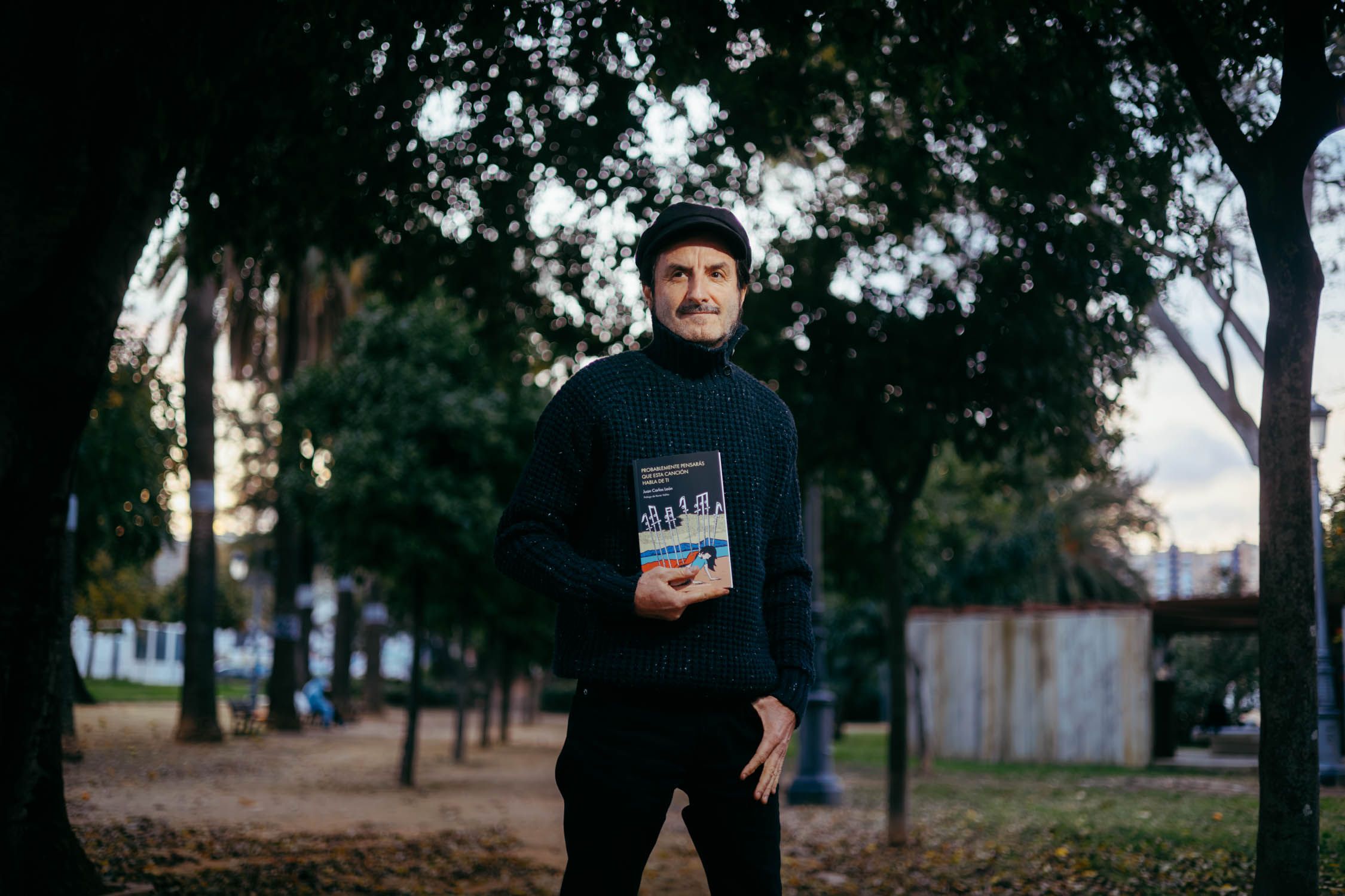 El jerezano Juan Carlos León posa con su libro 'Probablemente pensarás que esta canción habla de ti'. El jerezano Juan Carlos León posa con su libro 'Probablemente pensarás que esta canción habla de ti'.