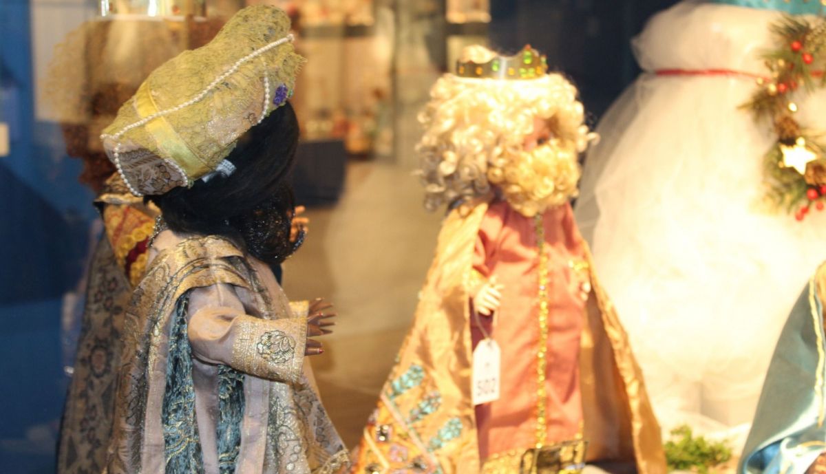 Muñecas vestidas de Reyes Magos.