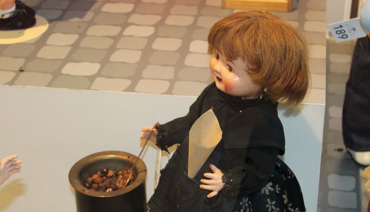 Una muñeca en un puesto de castañas.