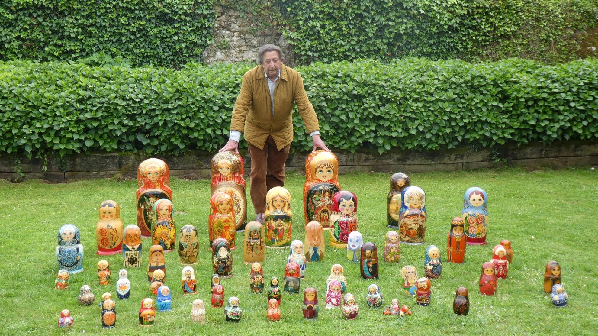 Alfonso Ussía, con su colección de matrioskas.