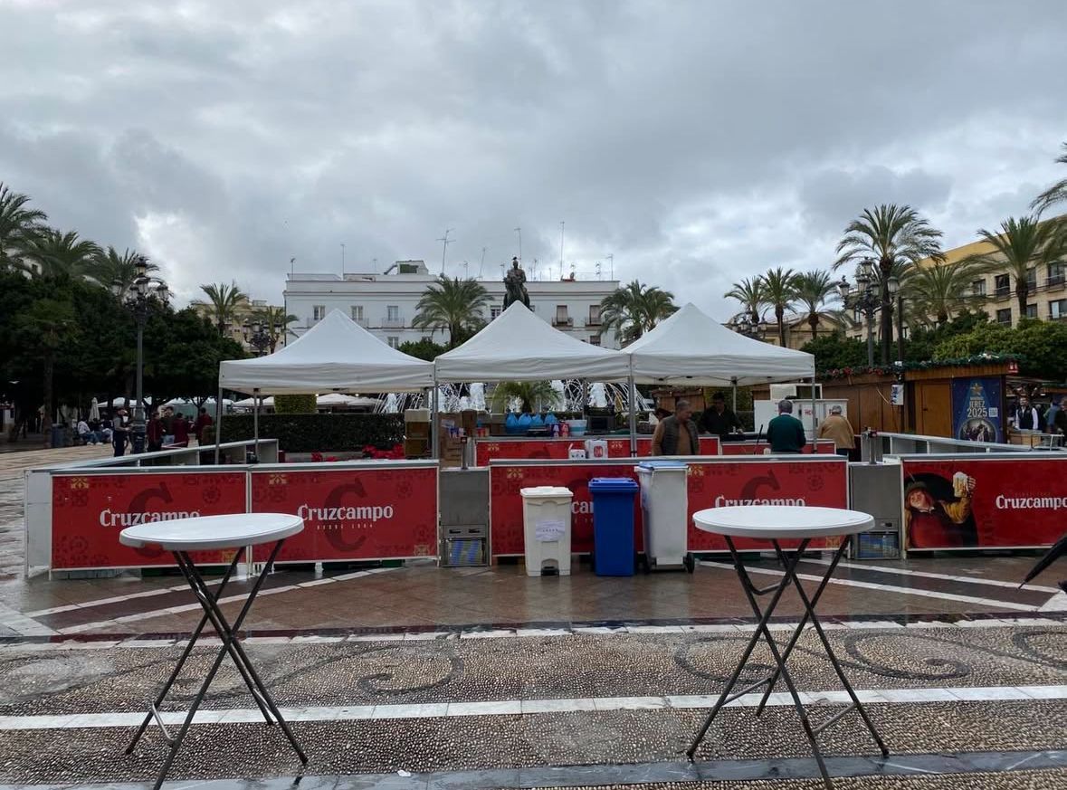 Montaje instalado por una de las hermandades que en este puente ocuparán la plaza del Arenal. 