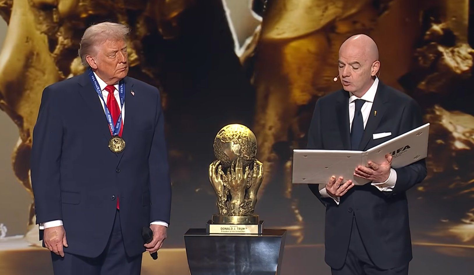 Trump junto a Infantino.
