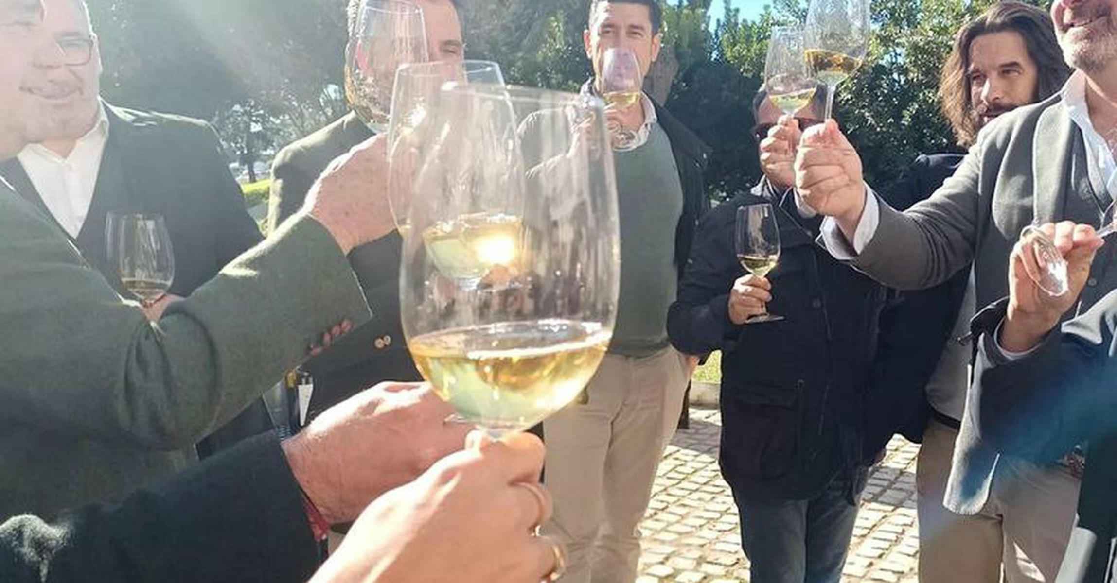 Brindis durante la presentación del nuevo vino. Brindis durante la presentación del nuevo vino.