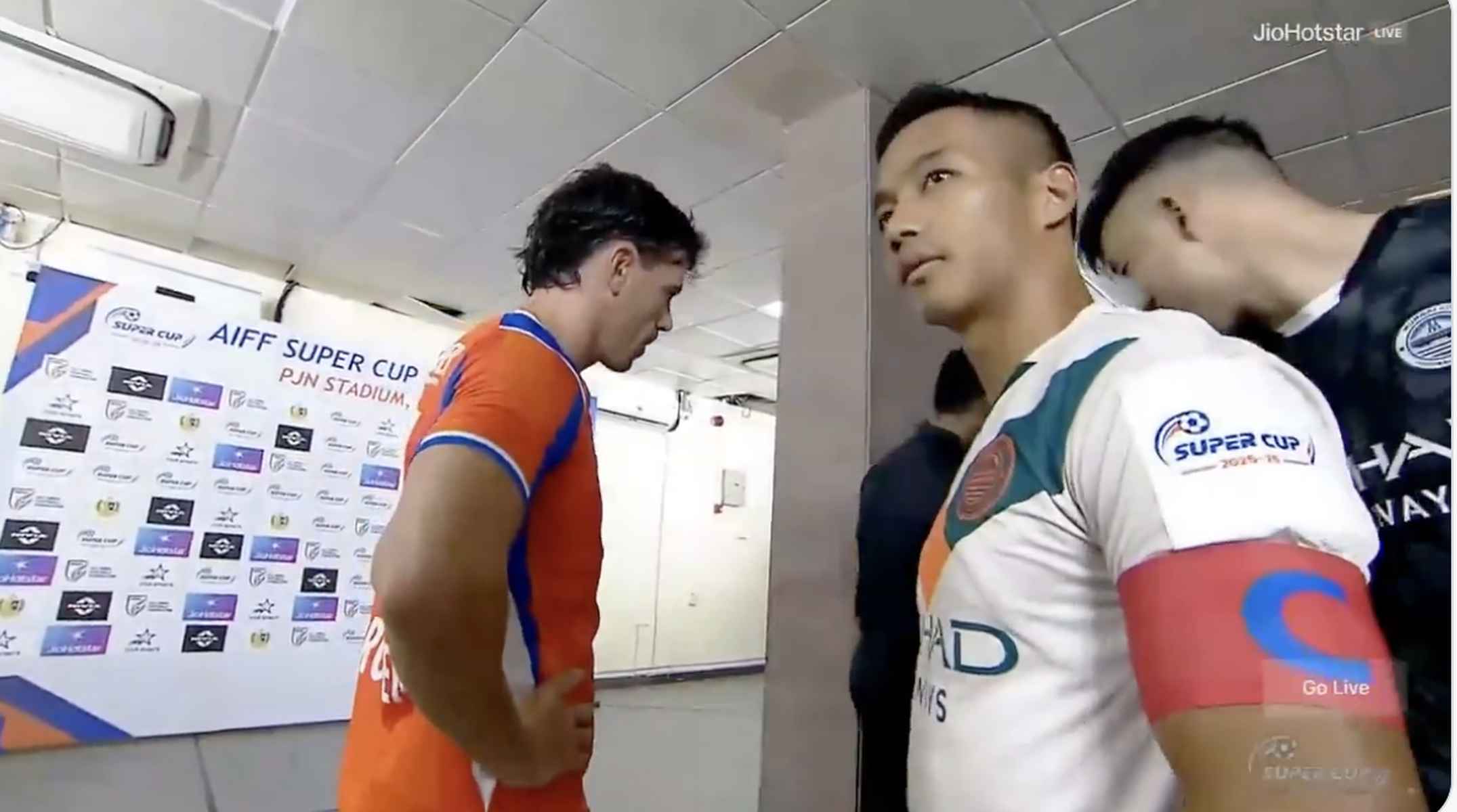 Iker Guarrotxena, a la izquierda, no pudo empezar el partido tras ser expulsado en el vestuario.