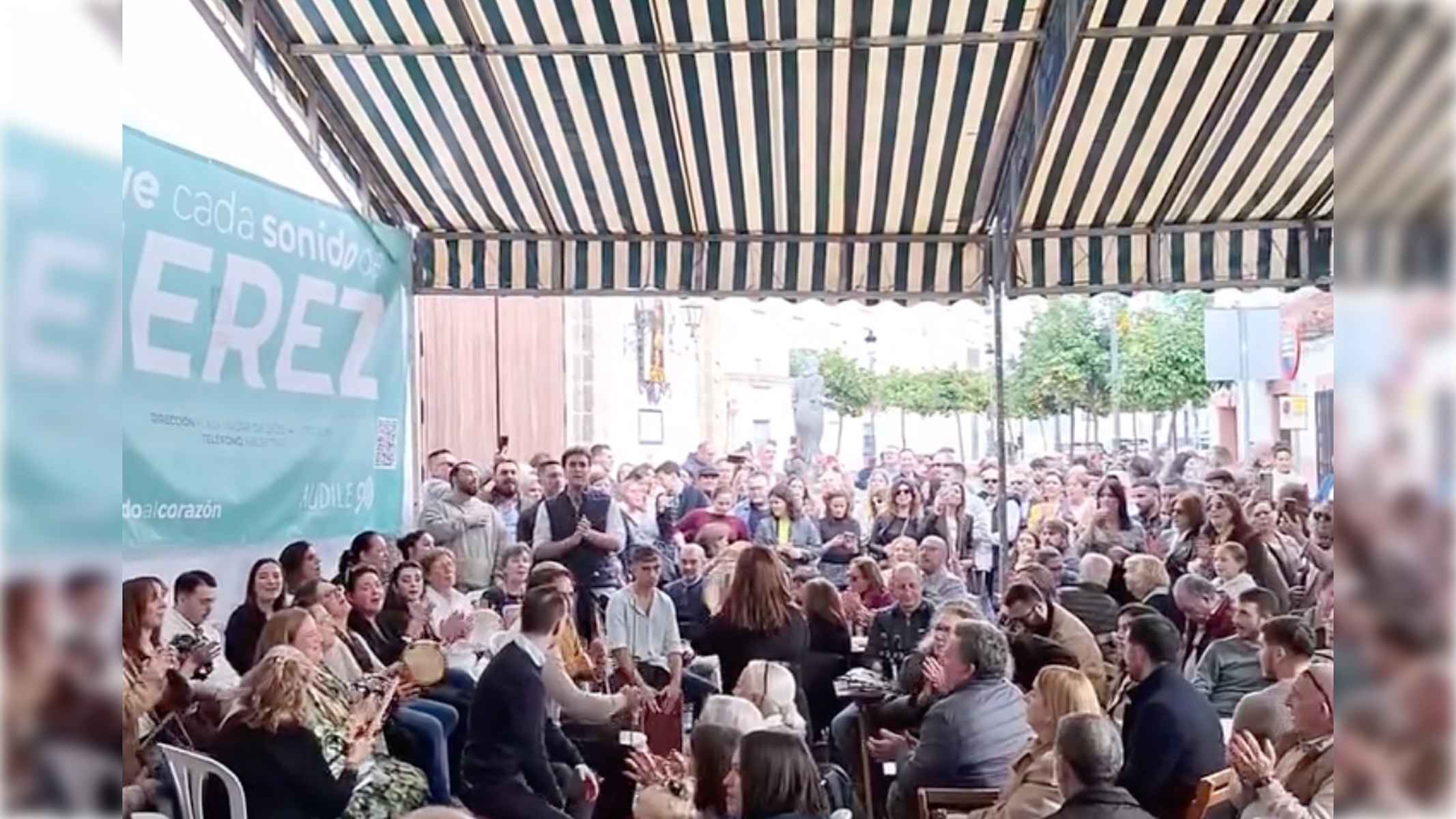 Ambiente en la Plazuela en la Zambomba de la Hermandad de la Yedra. Ambiente en la Plazuela en la Zambomba de la Hermandad de la Yedra.