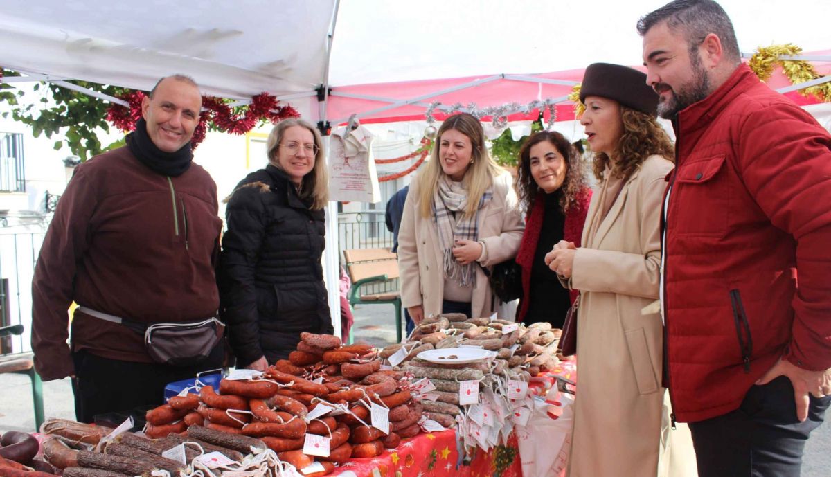 La alcaldesa de Olvera, Remedios Palma, visitando uno de los puestos.