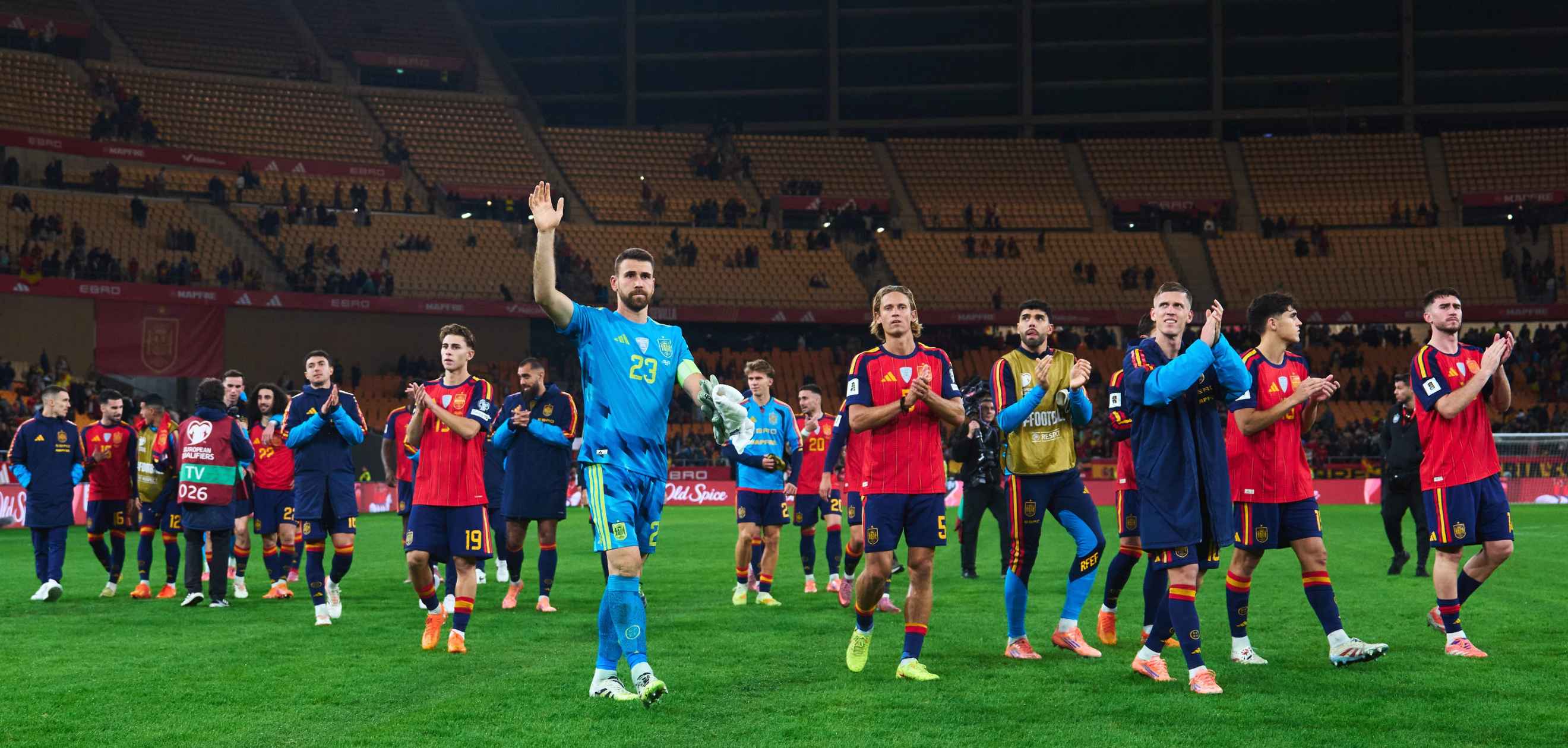 Los jugadores de España, tras certificar su pase al Mundial en La Cartuja.   FOTO: @SEFUTBOL