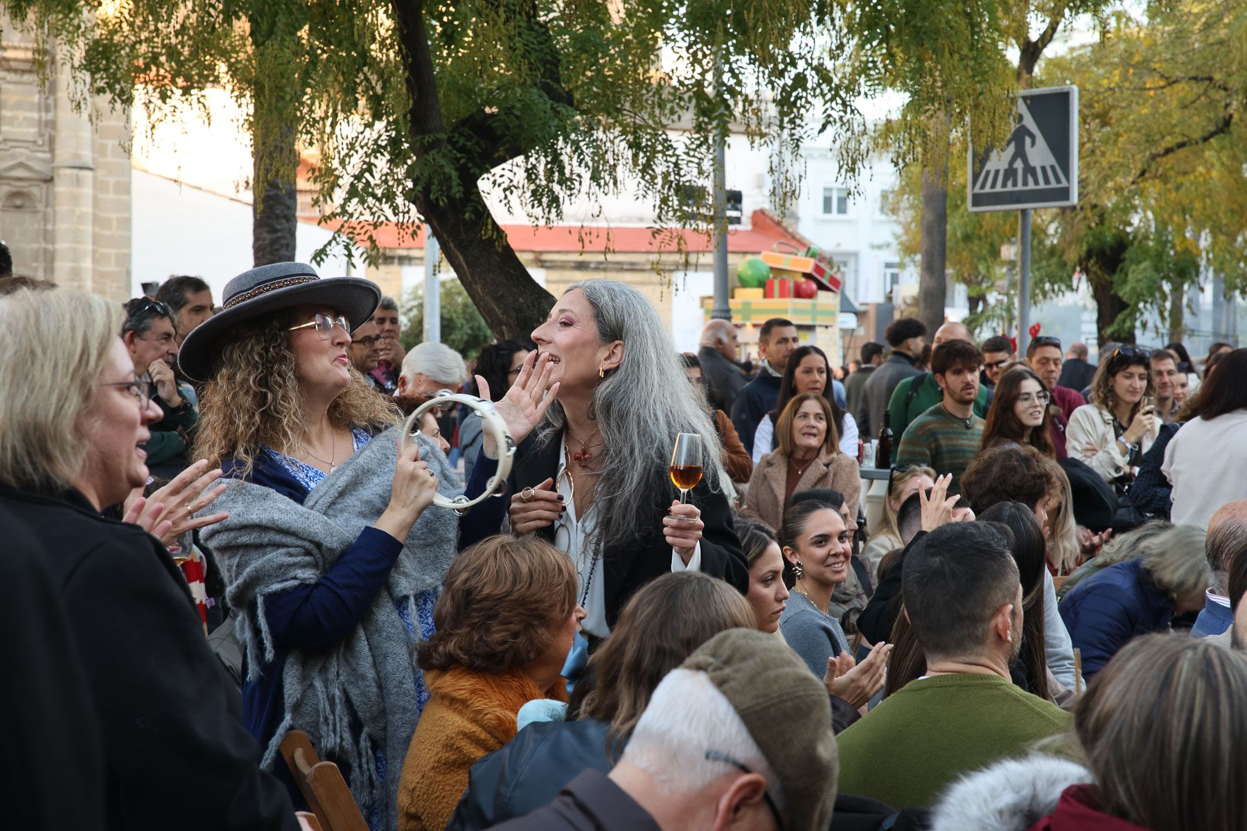 No cabe ni un alfiler en el centro de Jerez con las Zambombas 