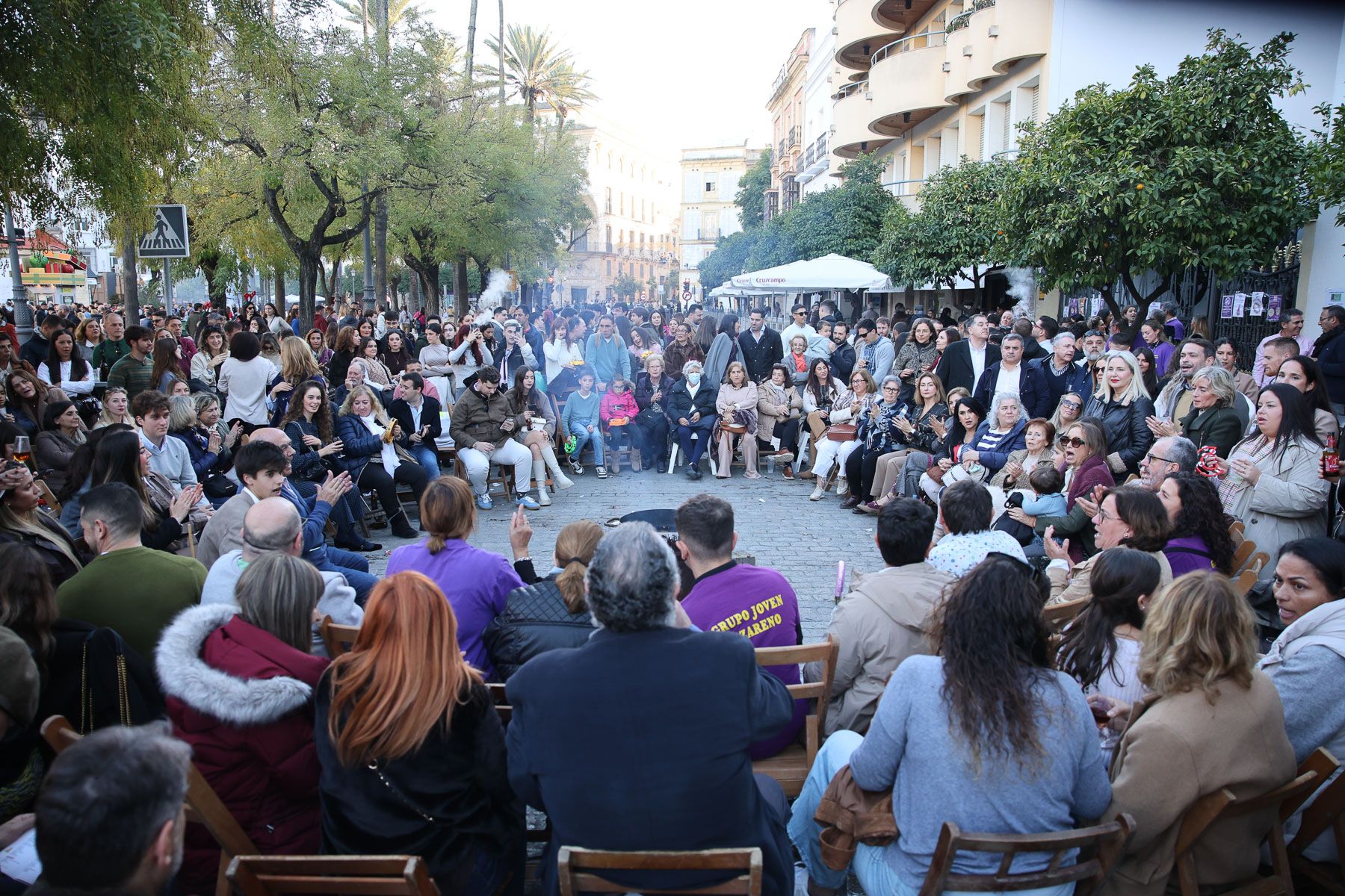 No cabe ni un alfiler en el centro de Jerez con las Zambombas 