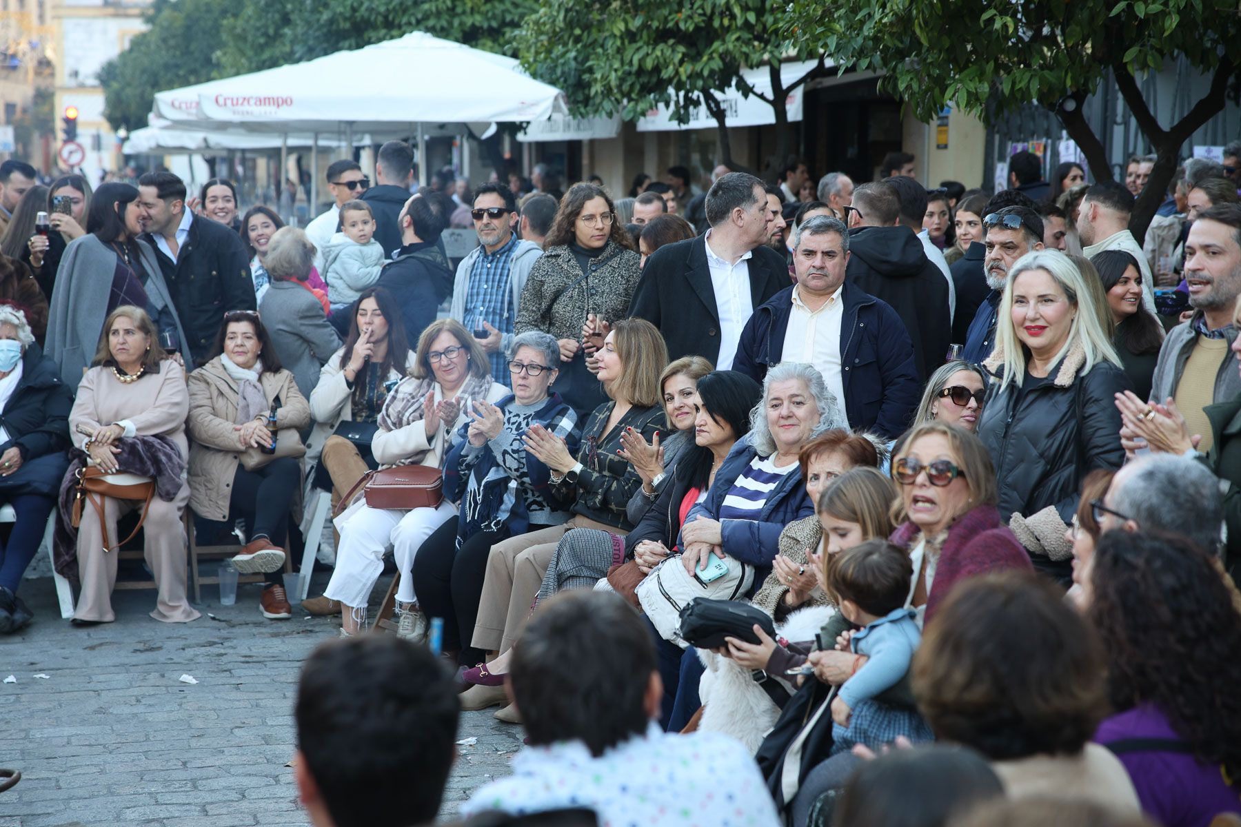 No cabe ni un alfiler en el centro de Jerez con las Zambombas 