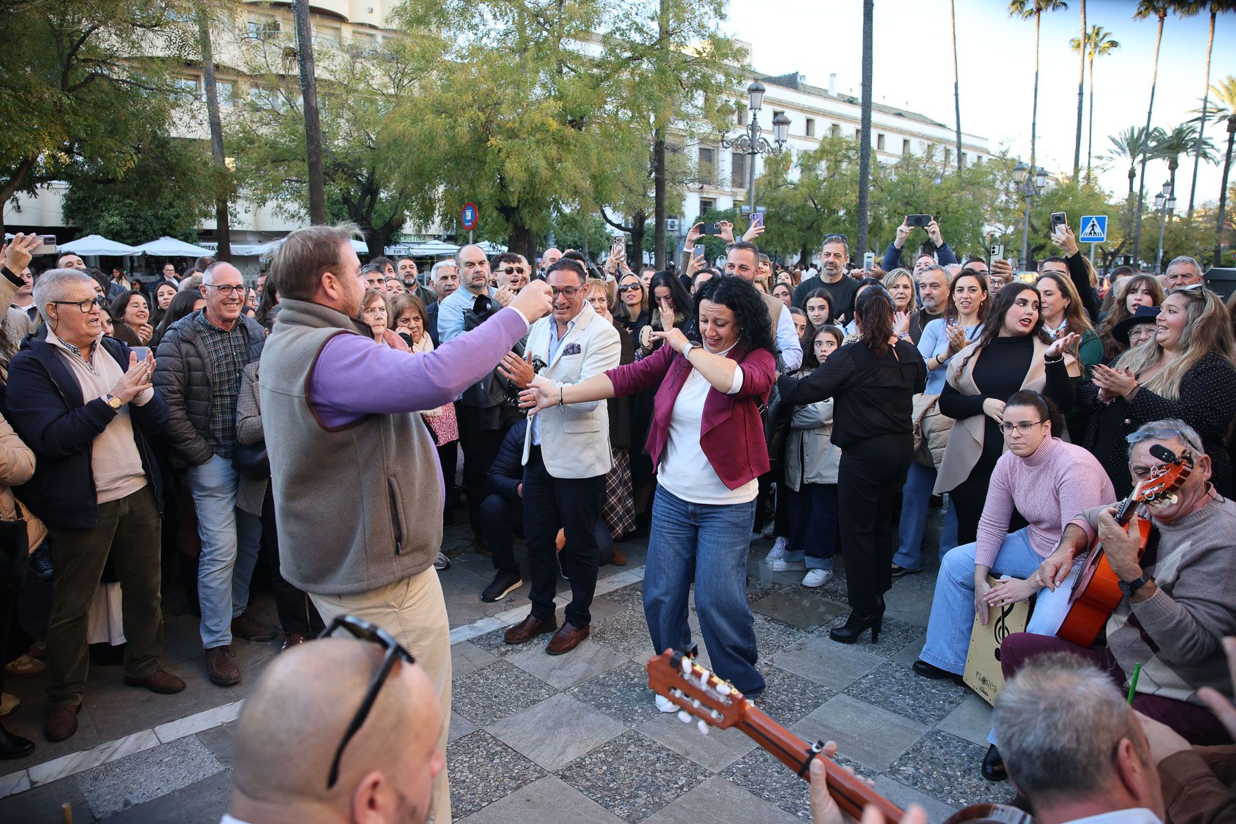 No cabe ni un alfiler en el centro de Jerez con las Zambombas 