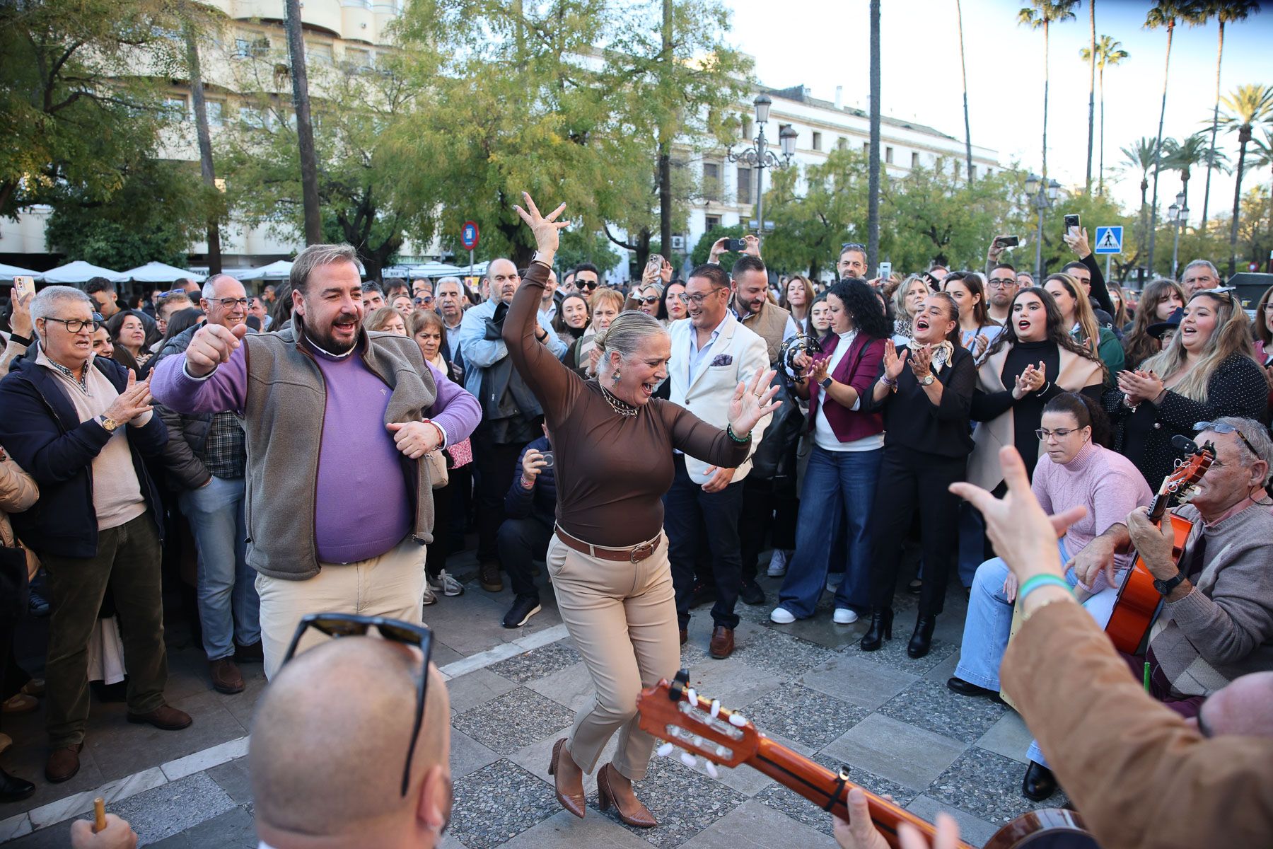 No cabe ni un alfiler en el centro de Jerez con las Zambombas 