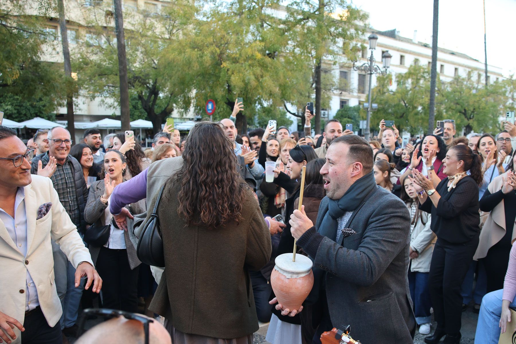 No cabe ni un alfiler en el centro de Jerez con las Zambombas 