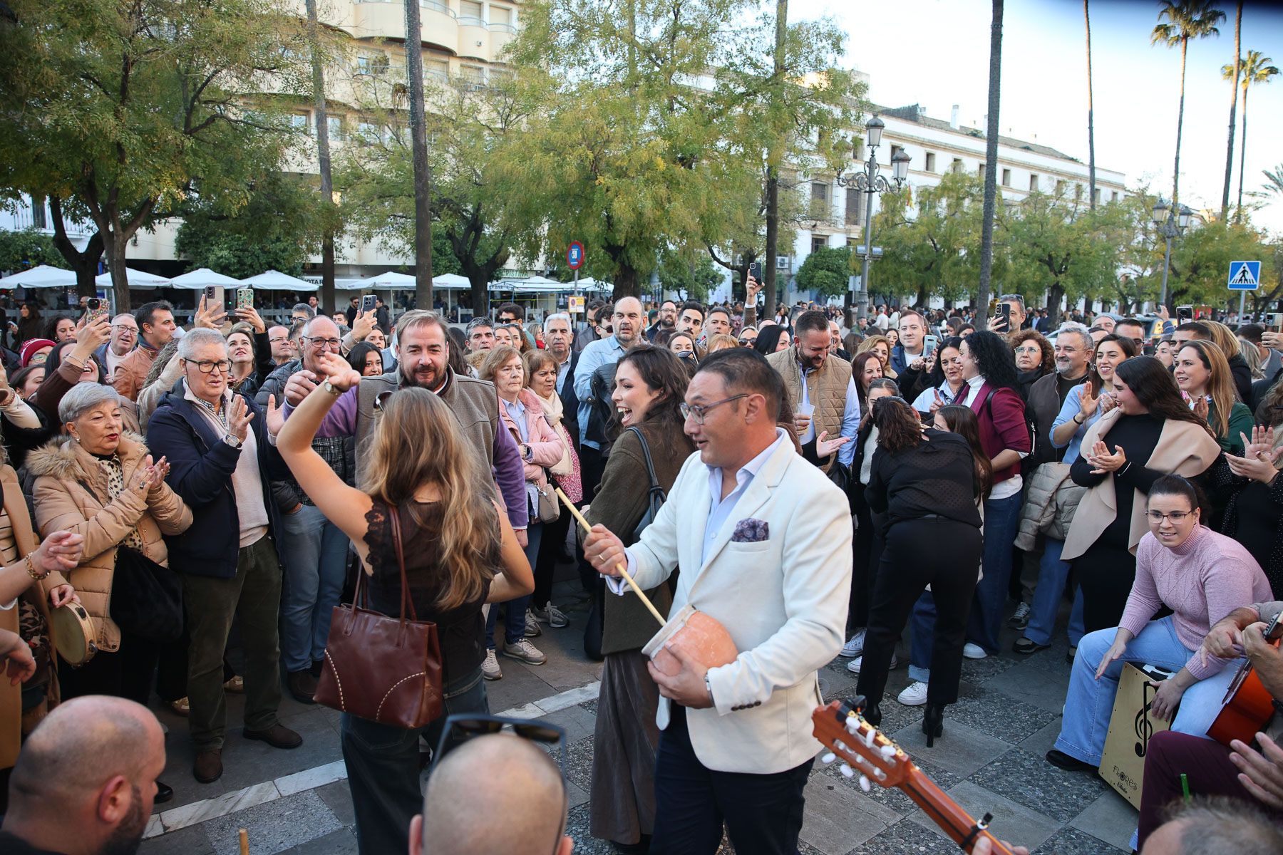 No cabe ni un alfiler en el centro de Jerez con las Zambombas 