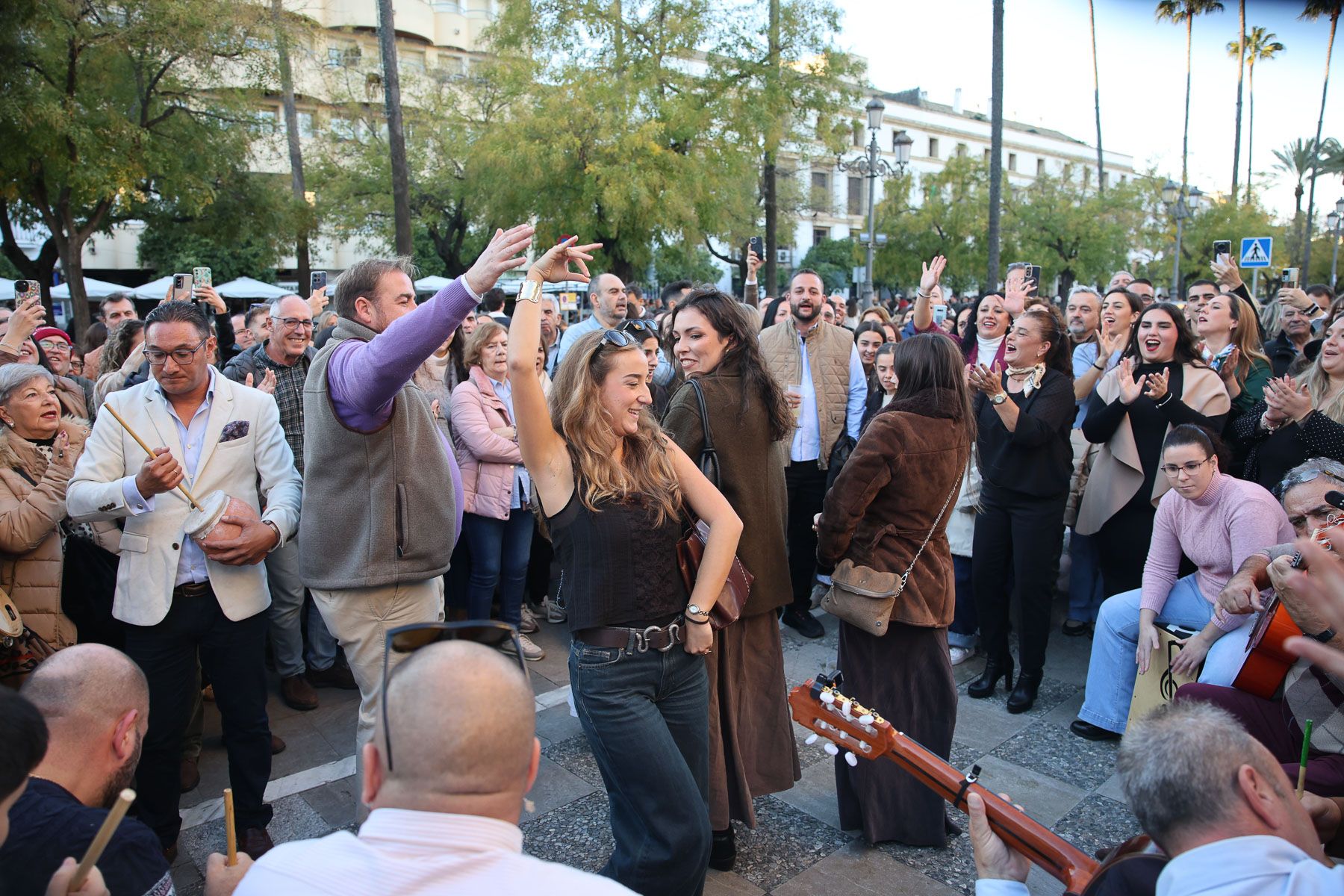 No cabe ni un alfiler en el centro de Jerez con las Zambombas 