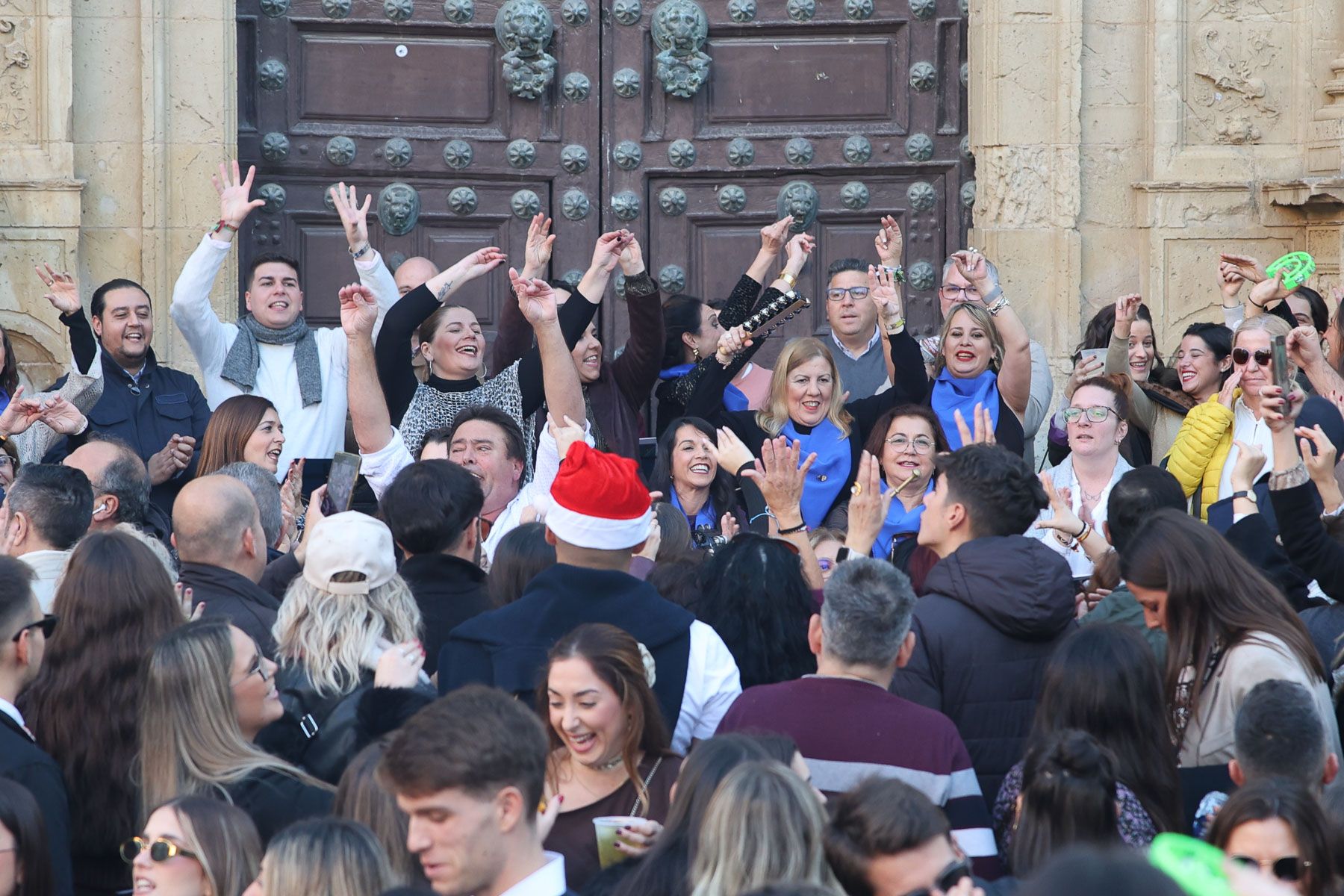 No cabe ni un alfiler en el centro de Jerez con las Zambombas 