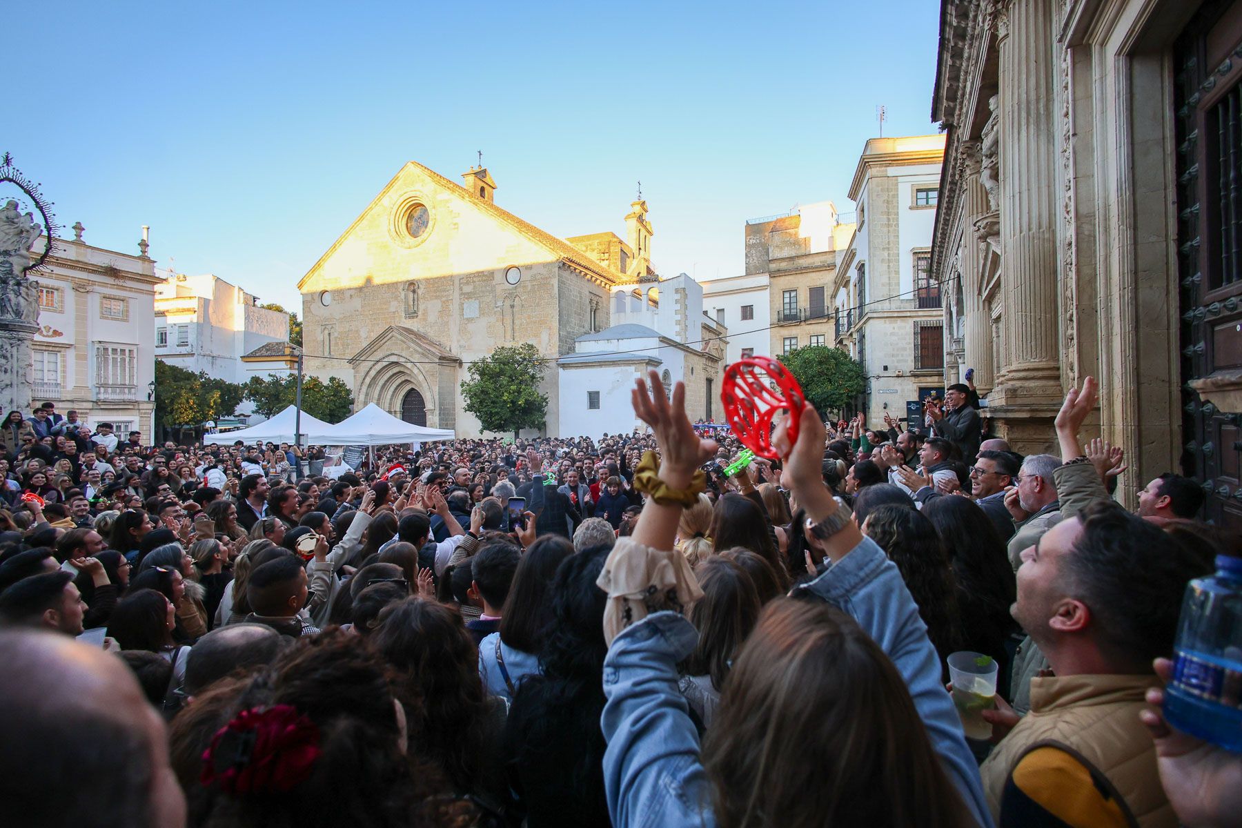 No cabe ni un alfiler en el centro de Jerez con las Zambombas 