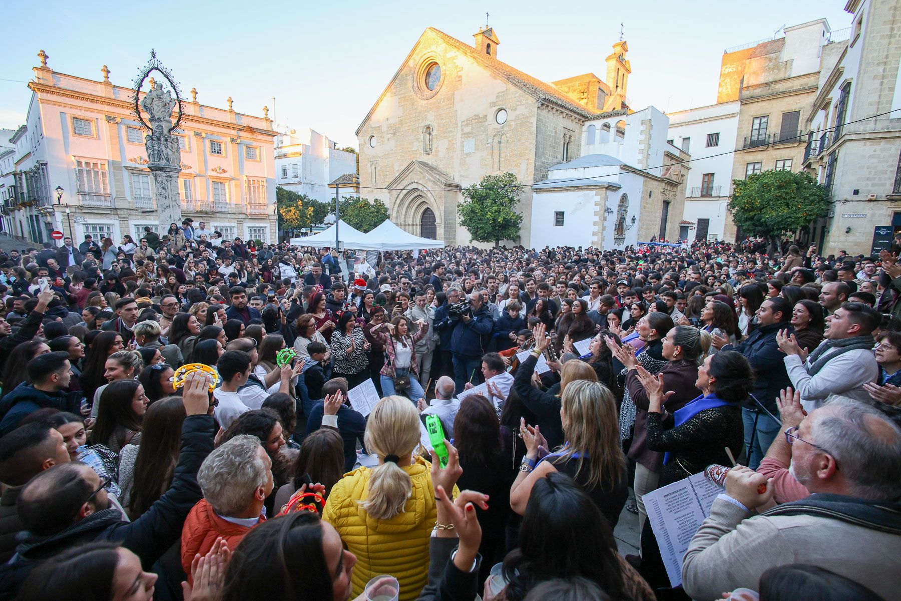 No cabe ni un alfiler en el centro de Jerez con las Zambombas 