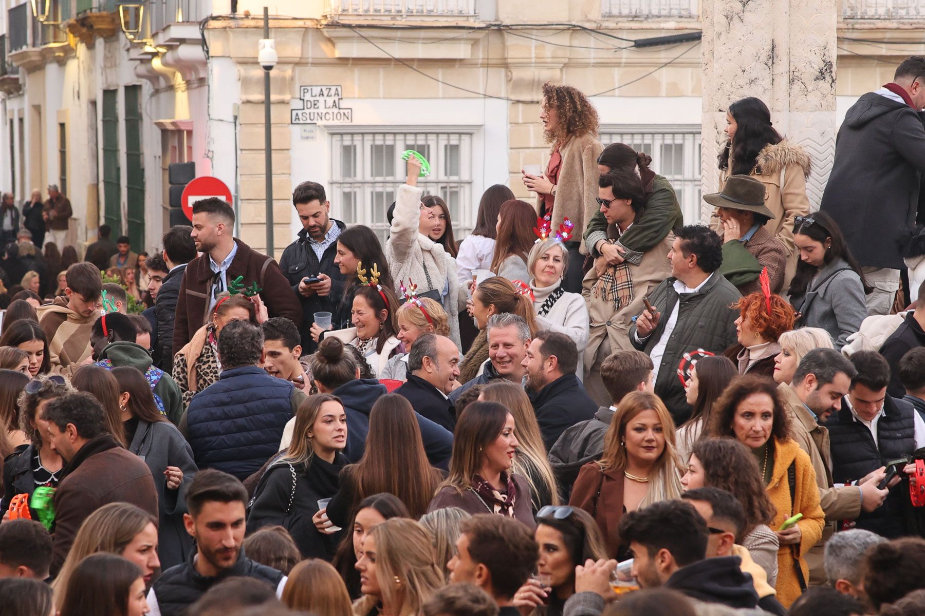 No cabe ni un alfiler en el centro de Jerez con las Zambombas 