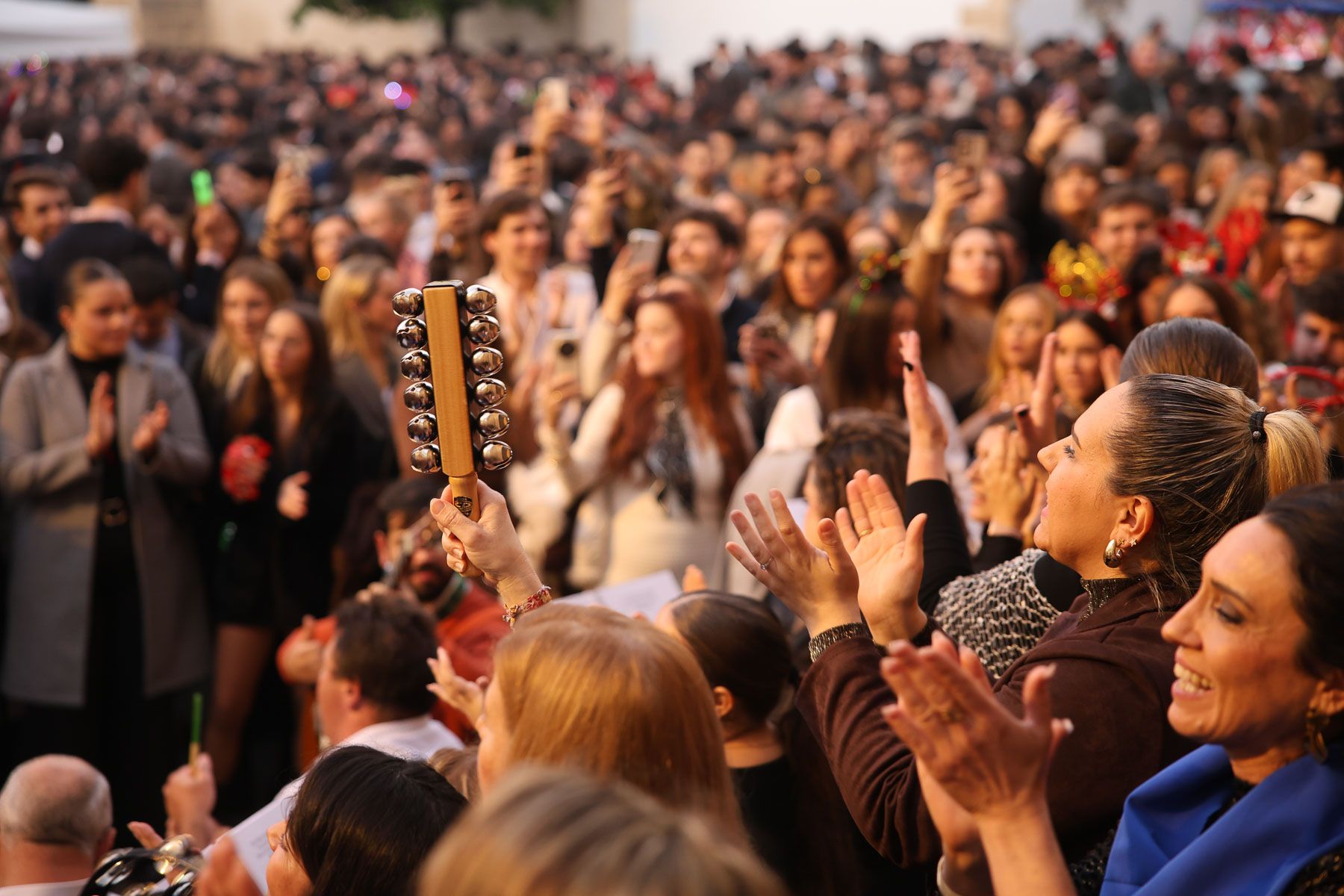 No cabe ni un alfiler en el centro de Jerez con las Zambombas 