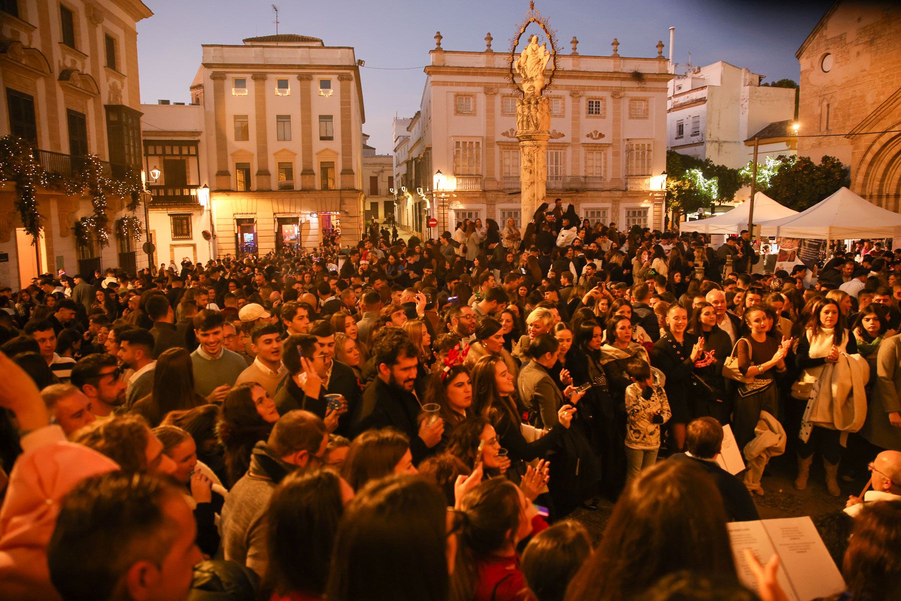 No cabe ni un alfiler en el centro de Jerez con las Zambombas 