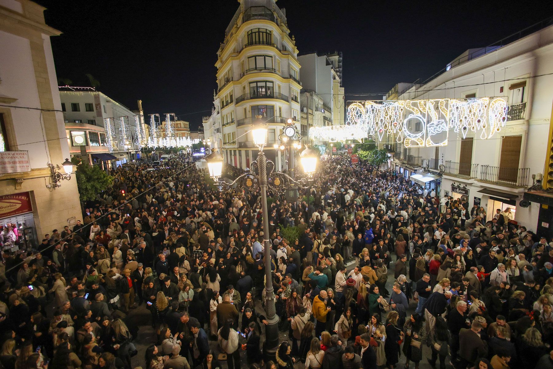 No cabe ni un alfiler en el centro de Jerez con las Zambombas 