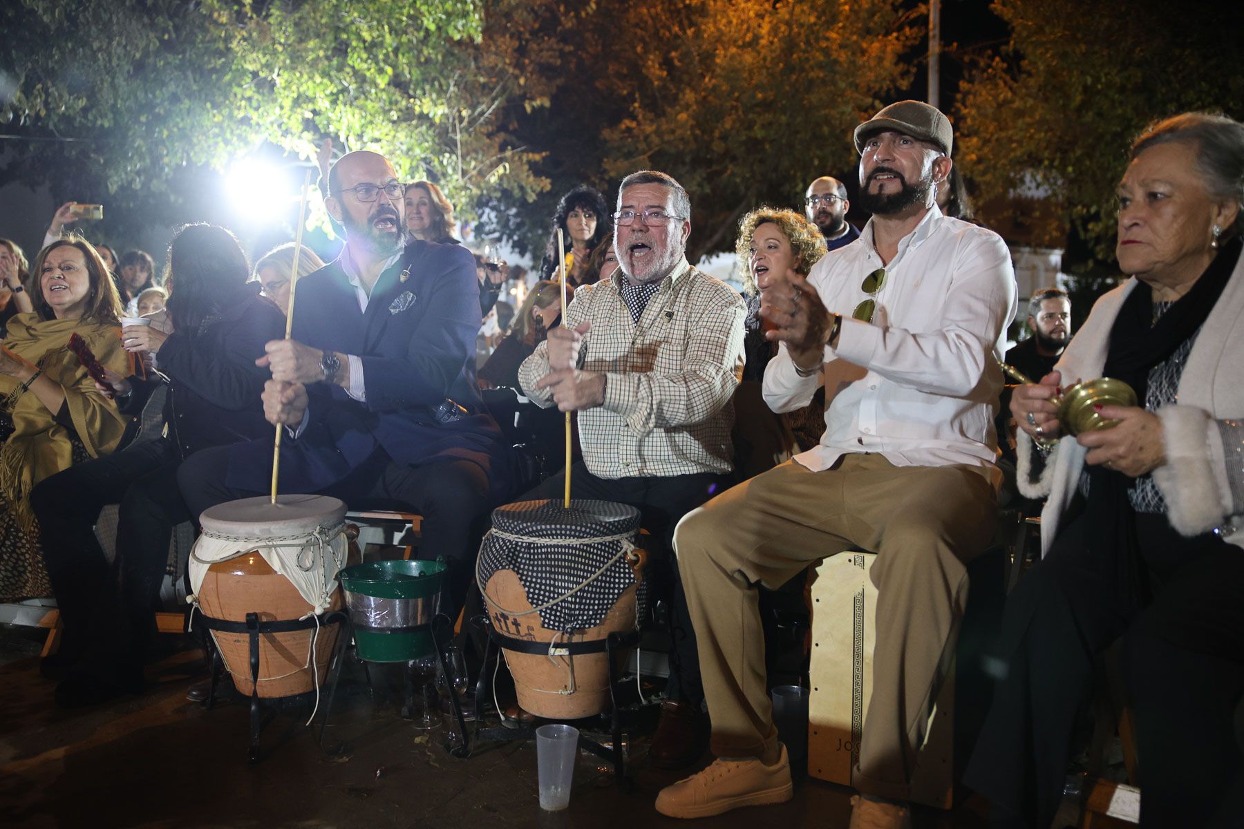 No cabe ni un alfiler en el centro de Jerez con las Zambombas 