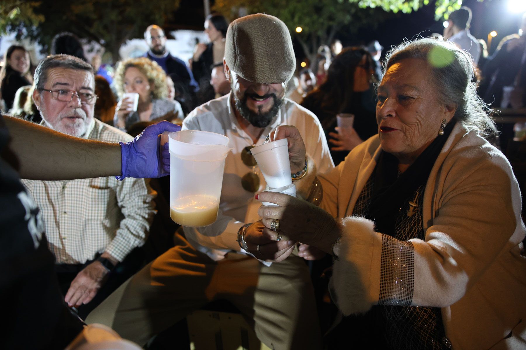 No cabe ni un alfiler en el centro de Jerez con las Zambombas 