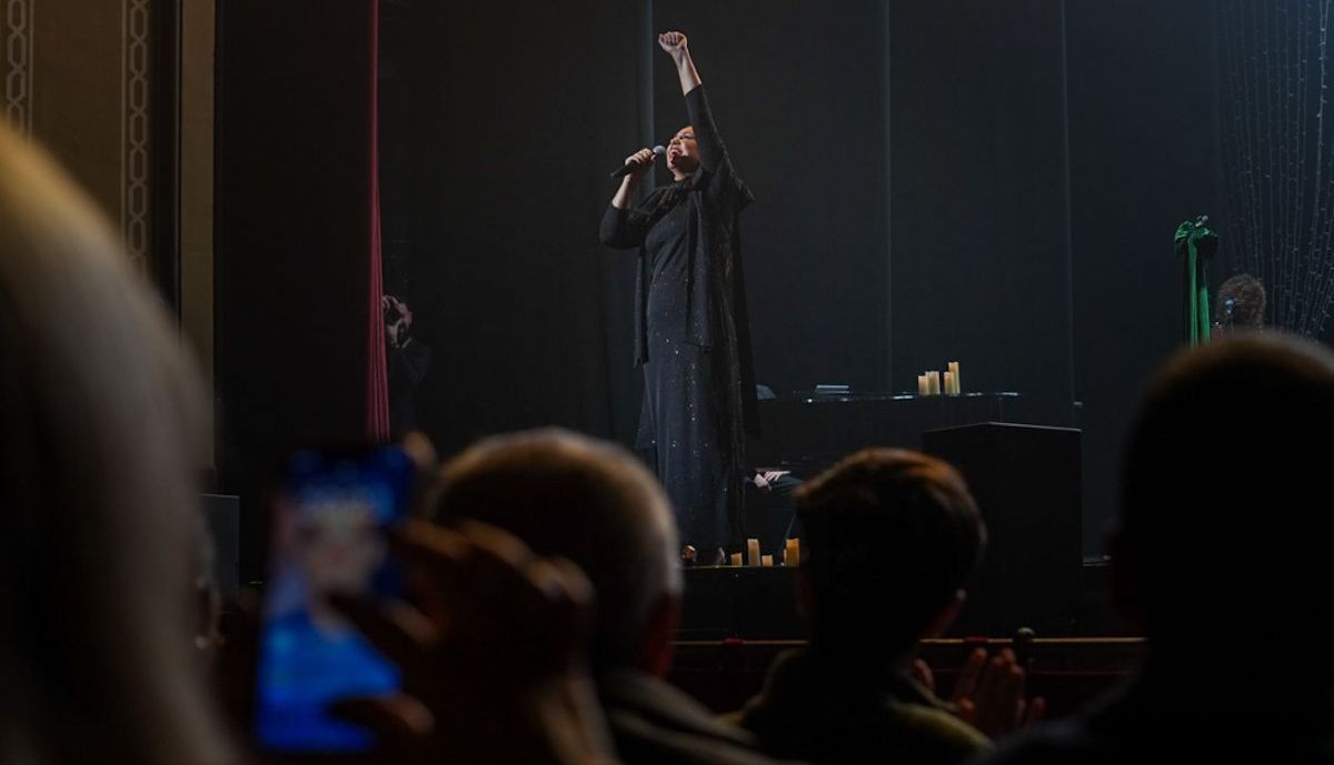 Una imagen de la actuación en el Gran Teatro Falla de Niña Pastori.
