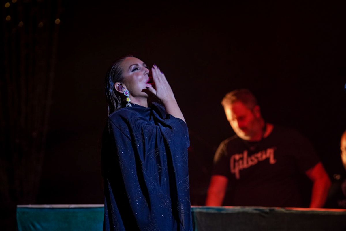 Niña Pastori da un beso al aire durante su concierto en el Falla. Niña Pastori da un beso al aire durante su concierto en el Falla.