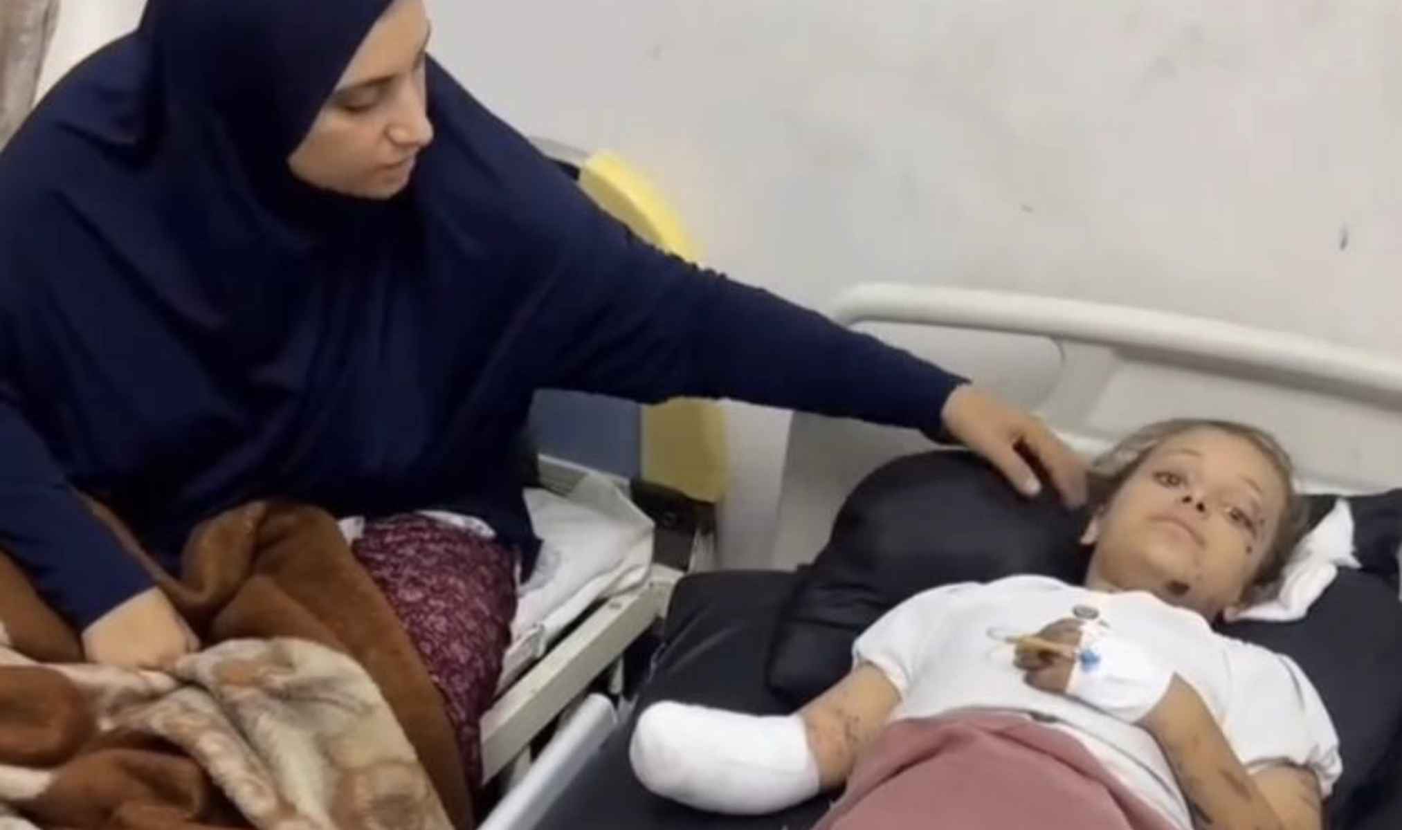 Nour Faraj, niña palestina de diez años, junto a su madre. Nour Faraj, niña palestina de diez años, junto a su madre.