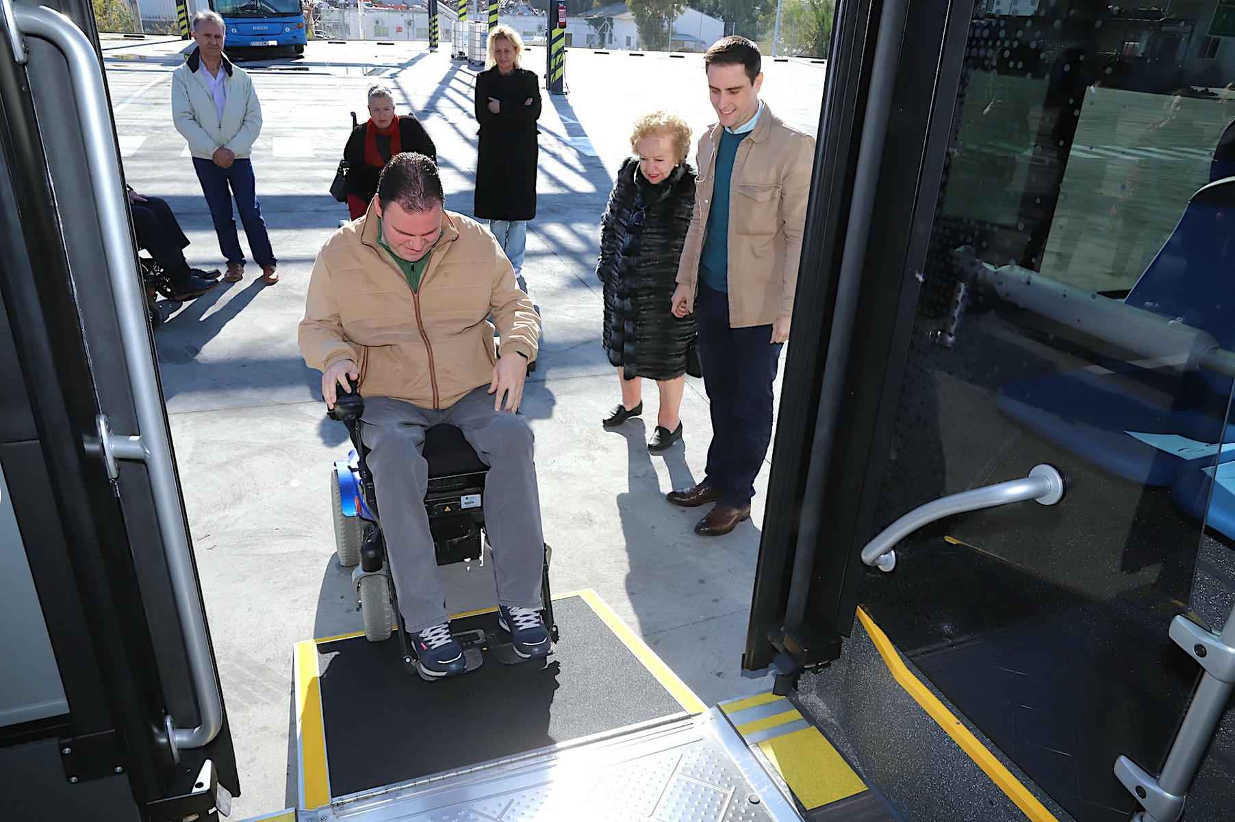 Uno de los usuarios de Adifi, probando la rampa de uno de los nuevos autobues. Uno de los usuarios de Adifi, probando la rampa de uno de los nuevos autobues.