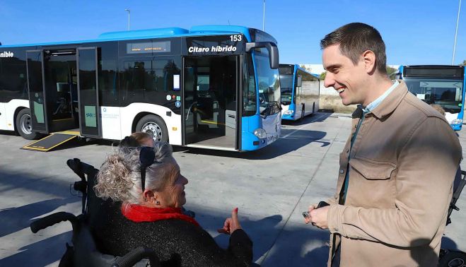Jaime Espinar, dialogando en la visita de Adifi.