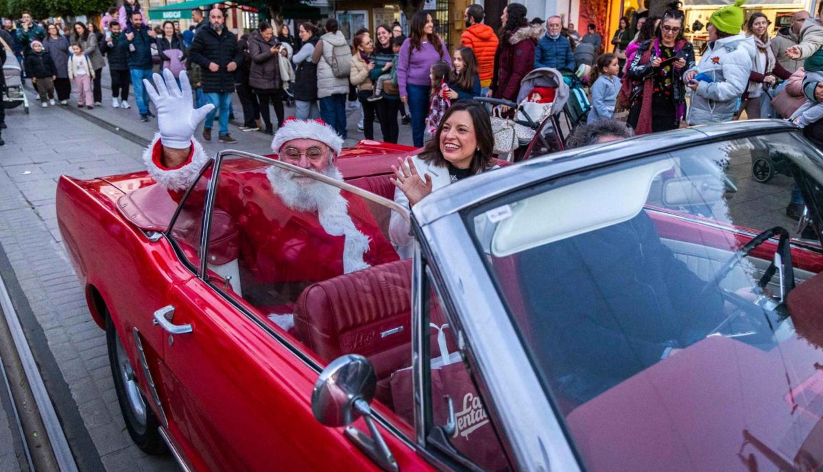 Papá Noel, en el Mustang clásico, junto a la alcaldesa.
