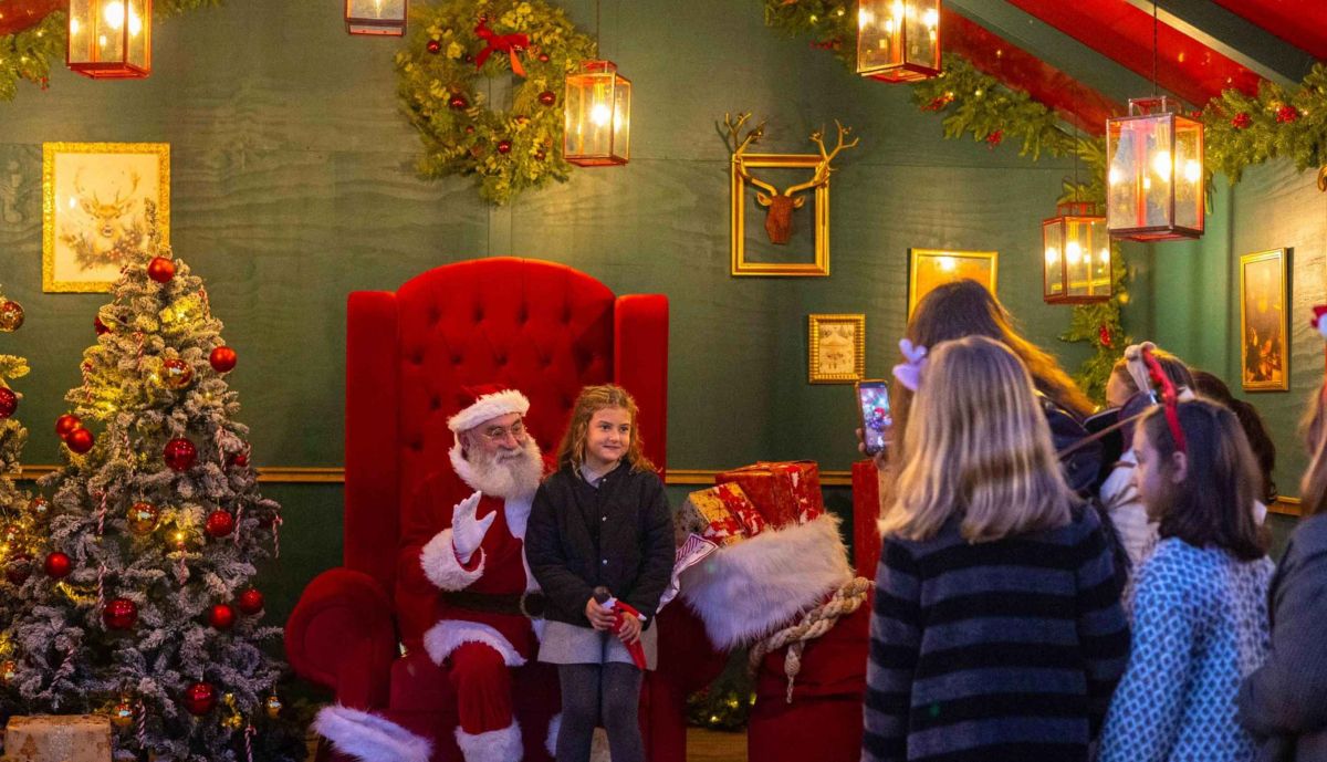 Santa Claus, sentado ya en su nueva casa.