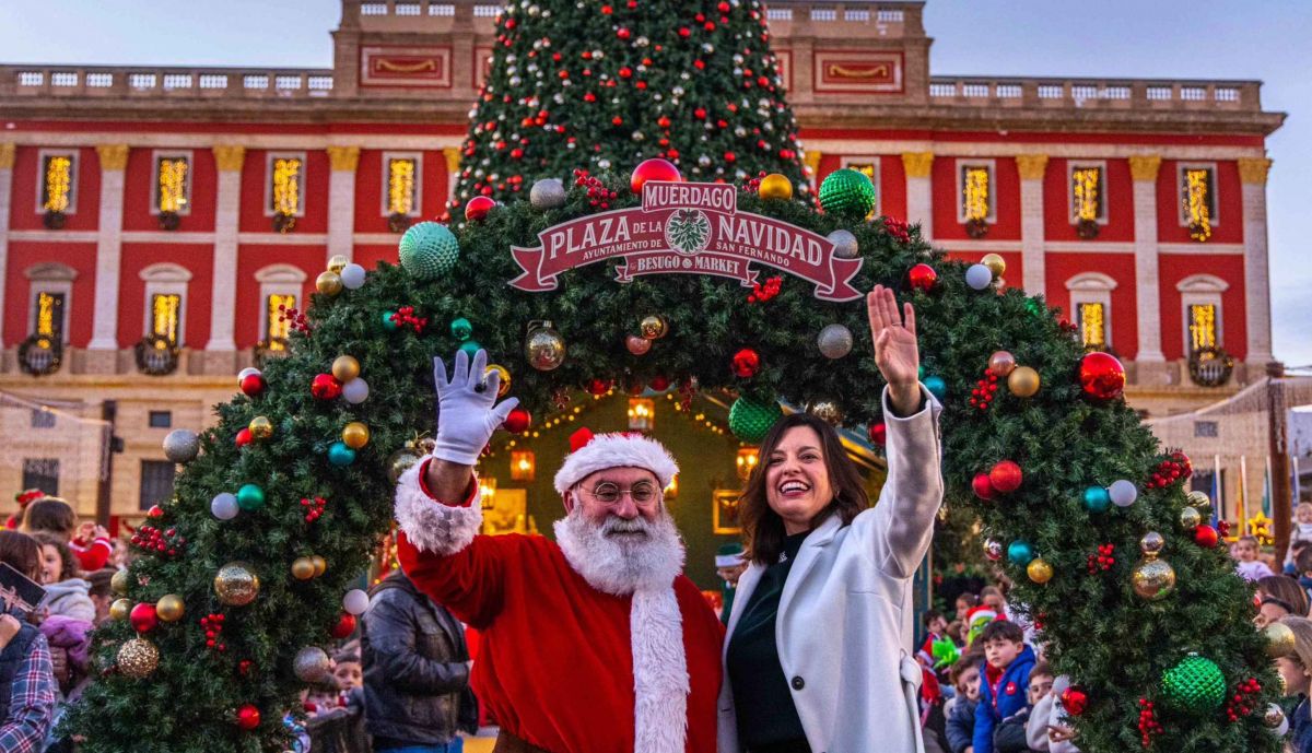 Papá Noel, delante de su nueva casa en San Fernando, saludando a cientos de niños y niñas.