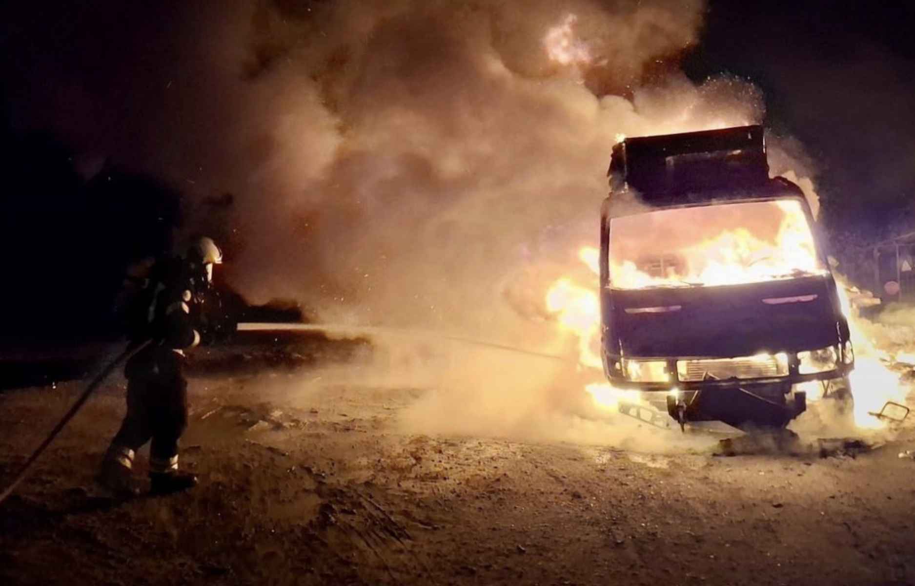 Bomberos, apagando el fuego. FOTO: CONSORCIO DE BOMBEROS DE LA PROVINCIA DE CÁDIZ Bomberos, apagando el fuego. FOTO: CONSORCIO DE BOMBEROS DE LA PROVINCIA DE CÁDIZ