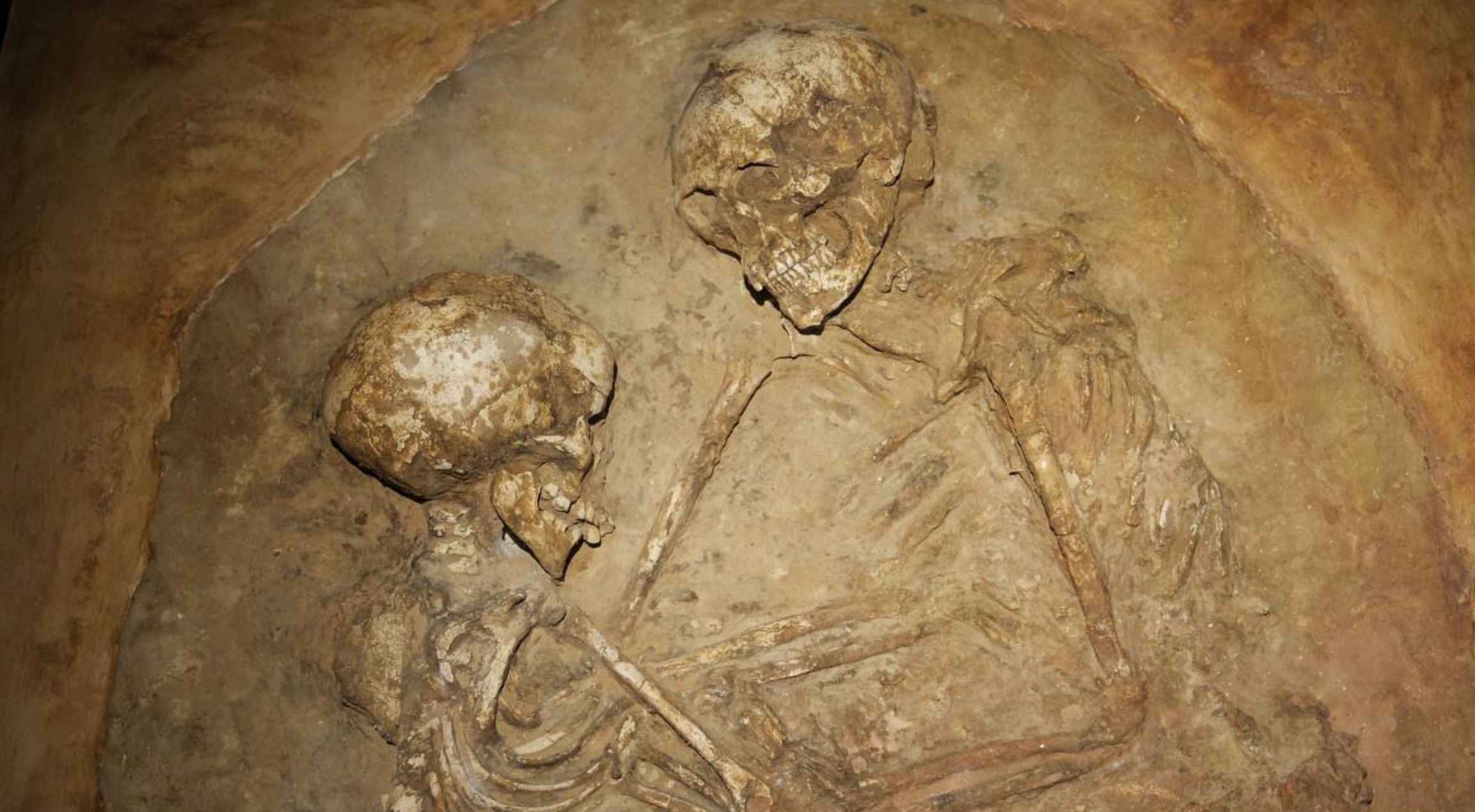 Enterramiento doble con los restos en posición abrazada de la necrópolis de Campo de Hockey (san Fernando). Transición del Val IV milenio. Enterramiento doble con los restos en posición abrazada de la necrópolis de Campo de Hockey (san Fernando). Transición del Val IV milenio.