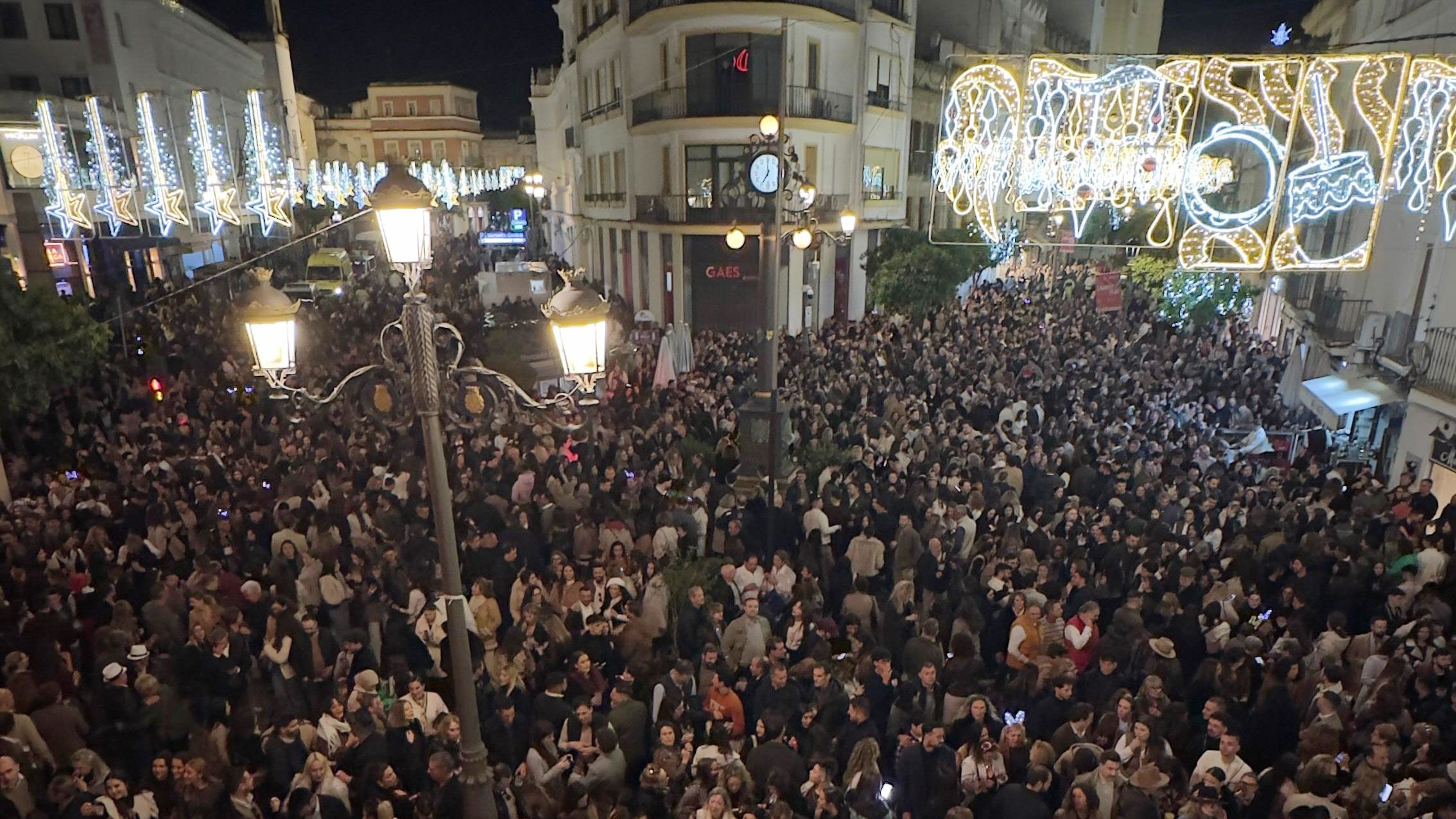Impresionante imagen de Jerez con plaza Esteve y calle Larga abarrotadas para presenciar el concierto del Gallo Azul. Impresionante imagen de Jerez con plaza Esteve y calle Larga abarrotadas para presenciar el concierto del Gallo Azul.