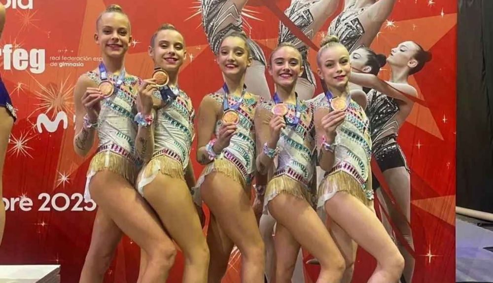 Las cinco gimnastas, con la medalla de bronce.