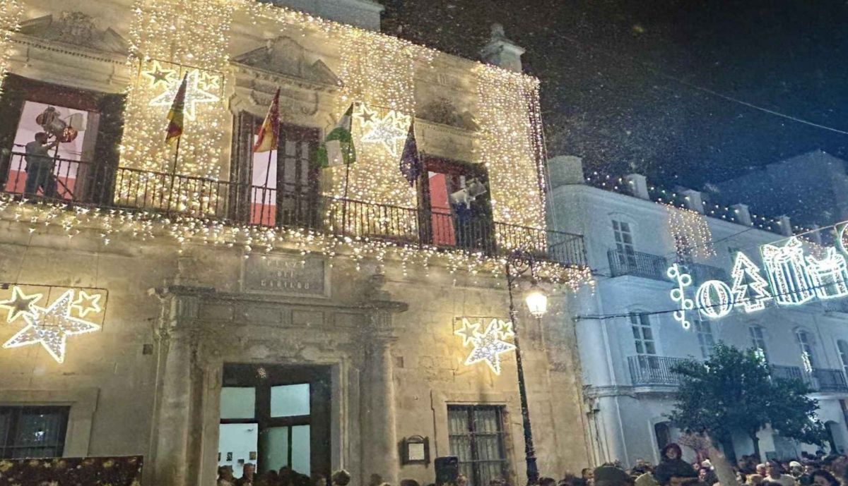 El Ayuntamiento de Sanlúcar, iluminado por Navidad.