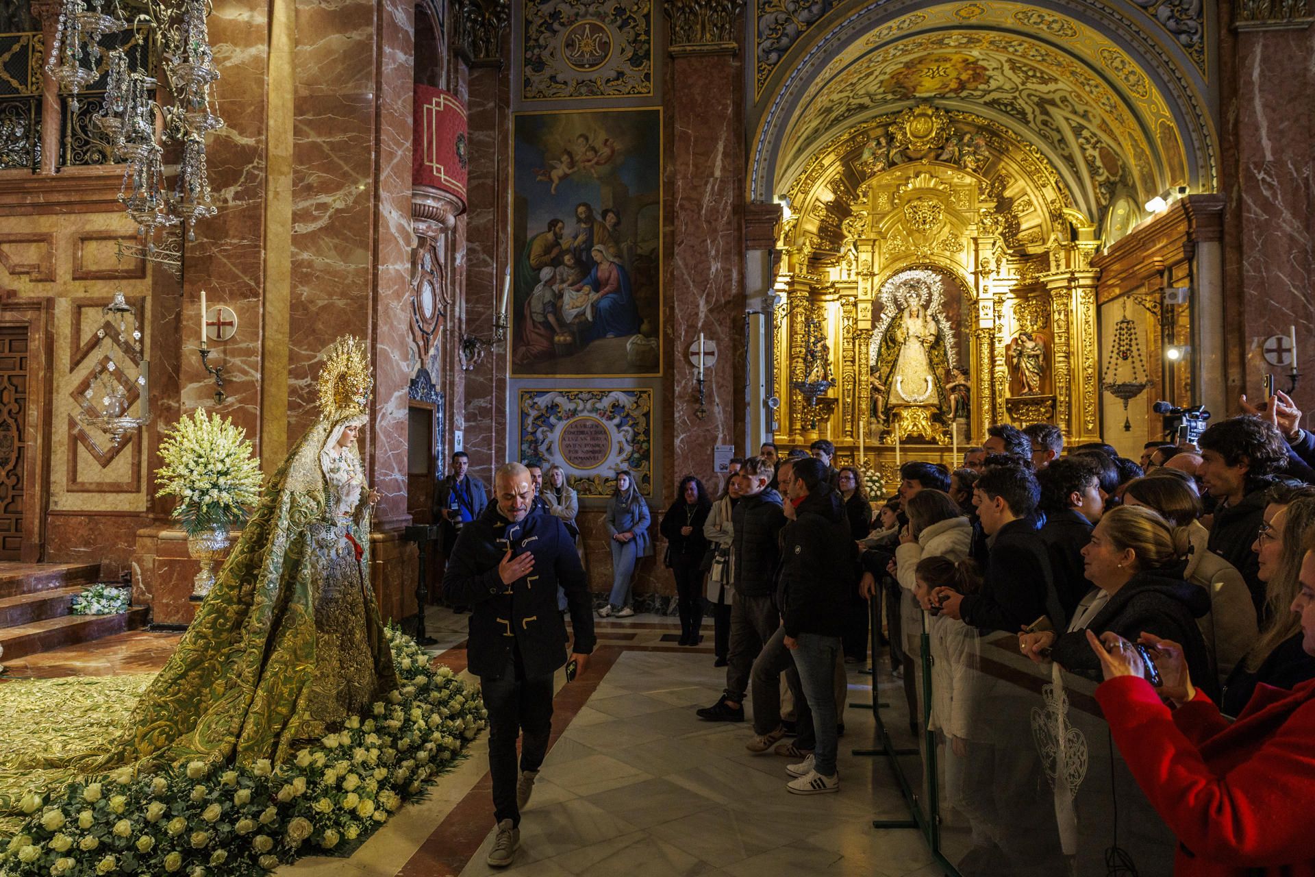 Imagen de la Esperanza Macarena de Sevilla, que ha vuelto hoy lunes al altar de su basílica. Imagen de la Esperanza Macarena de Sevilla, que ha vuelto hoy lunes al altar de su basílica.