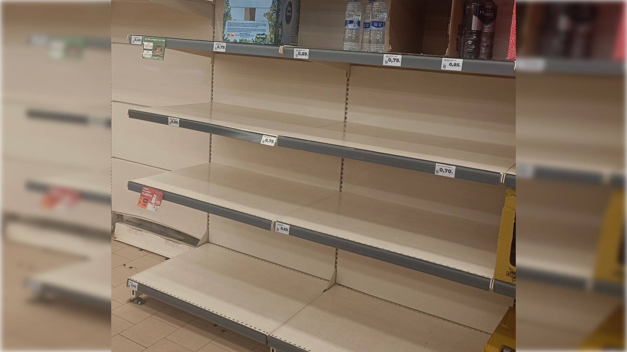 Estantes de la zona del agua de un supermercado de Puerto Real.