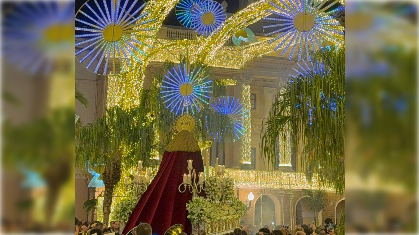 La llamativa imagen de la Virgen del Buen Fin bajo el alumbrado navideño de Cádiz. La llamativa imagen de la Virgen del Buen Fin bajo el alumbrado navideño de Cádiz.