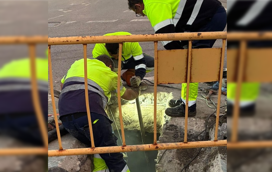 Operarios trabajando en la reparación de la avería en Puerto Real. Operarios trabajando en la reparación de la avería en Puerto Real.