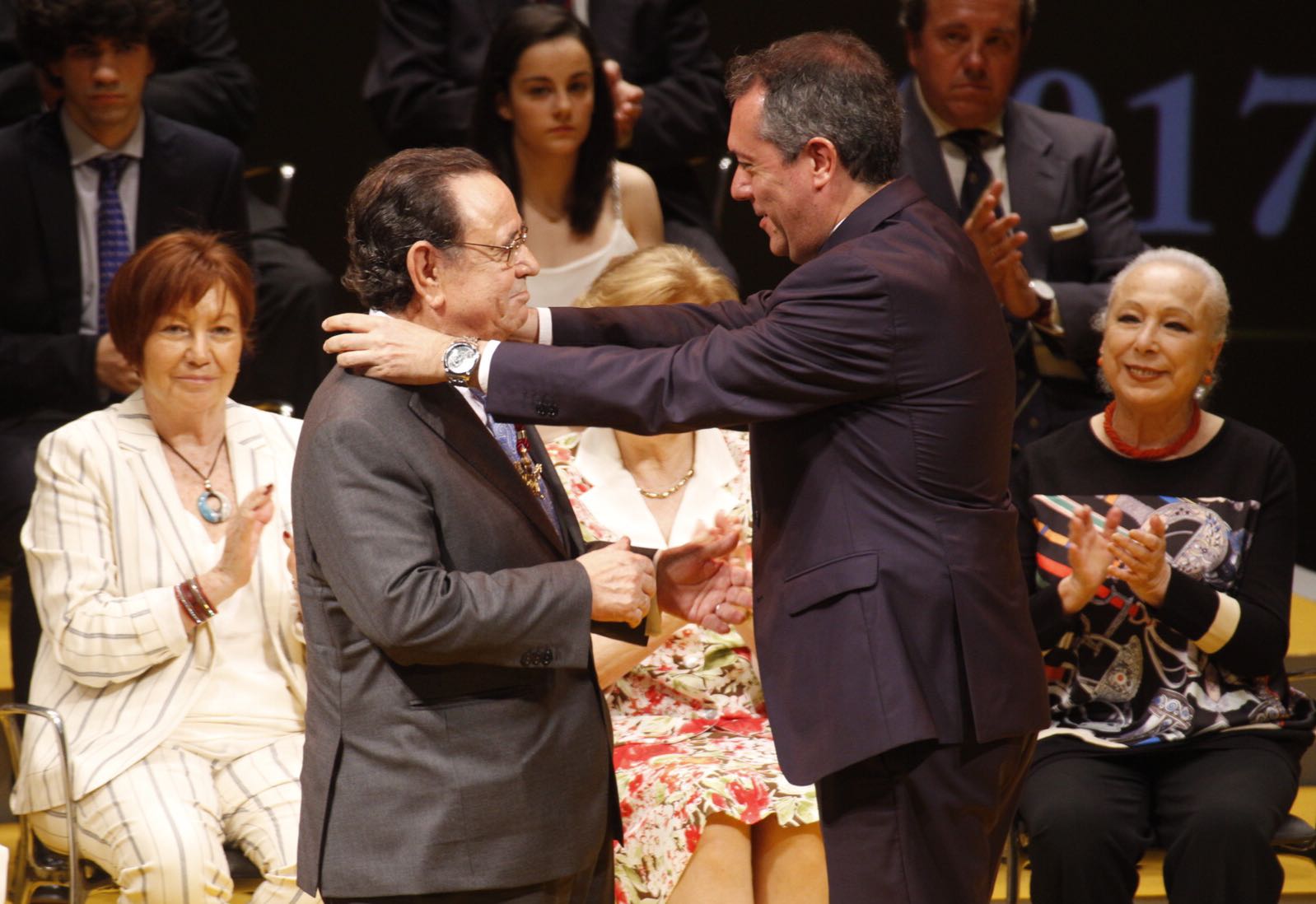 Antonio Guerrero recibiendo la medalla.