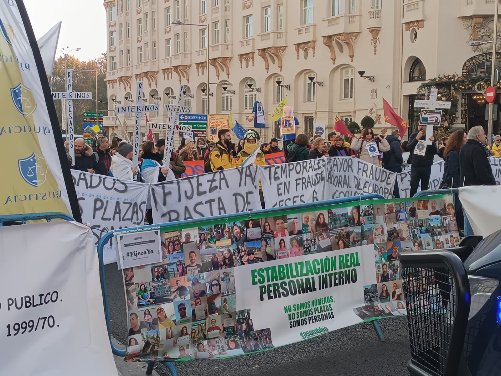 Docentes interinos durante la concentración. Docentes interinos durante la concentración.