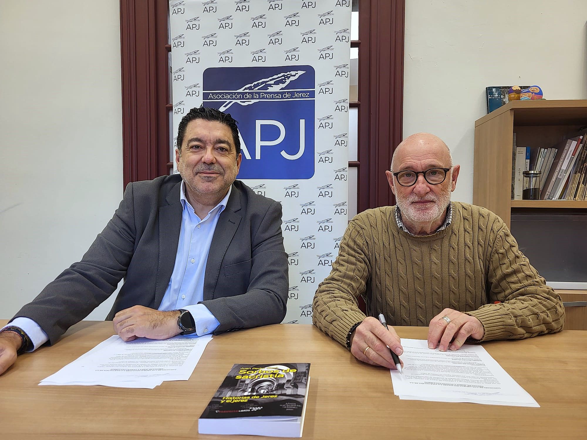 El presidente de la APJ y el gerente de Peripecias Libros en la firma del convenio. El presidente de la APJ y el gerente de Peripecias Libros en la firma del convenio.