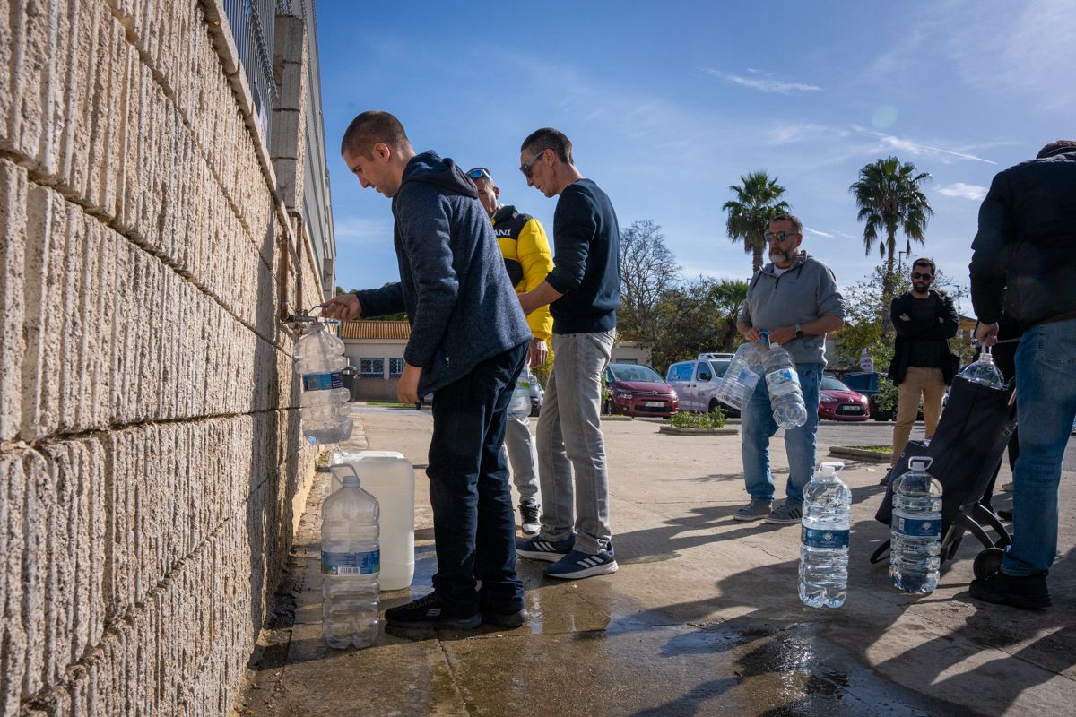 Vecinos de barriadas afectadas de Puerto Real hacen cola para llevar agua potable a sus casas. Vecinos de barriadas afectadas de Puerto Real hacen cola para llevar agua potable a sus casas.